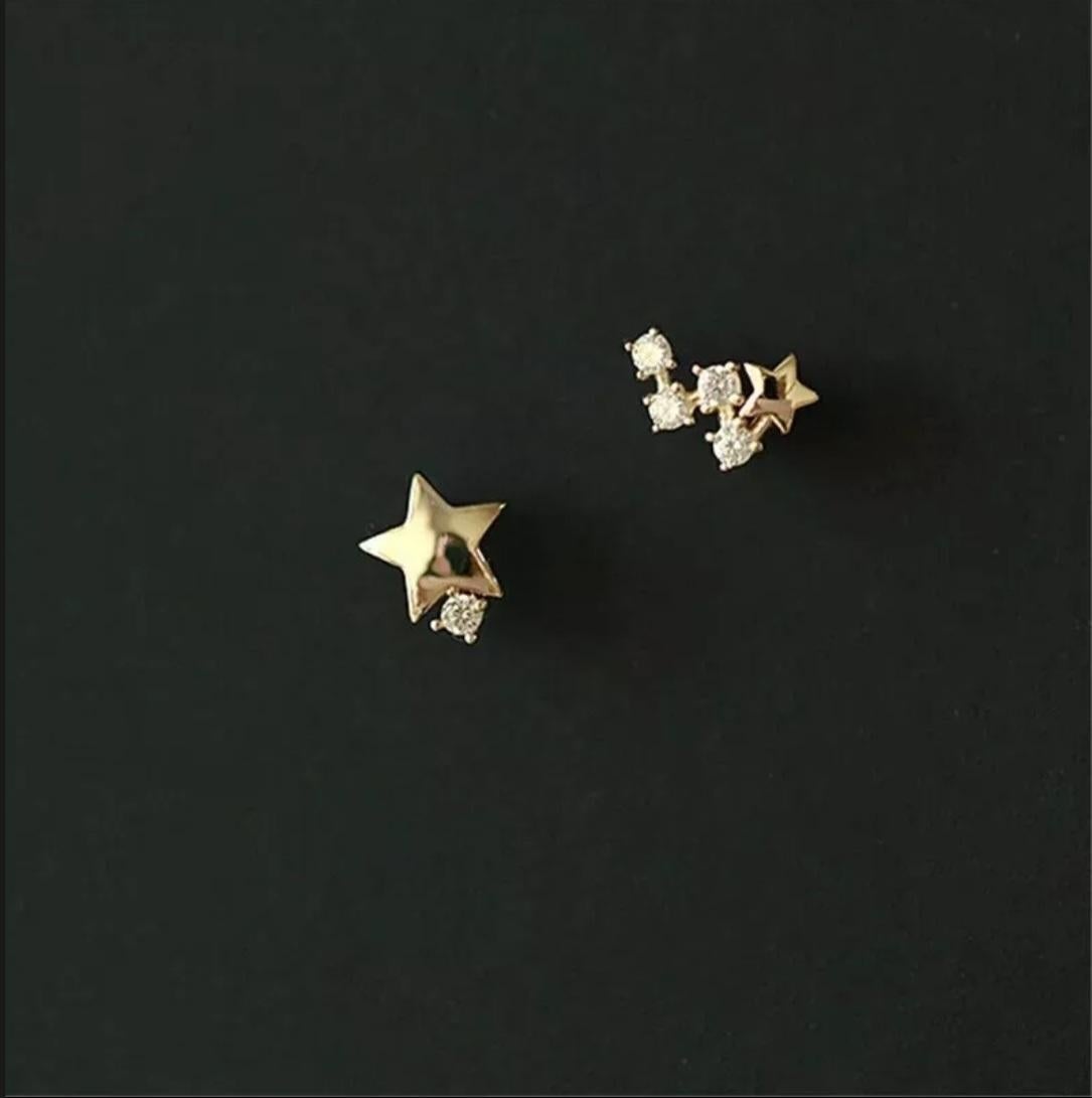 Orecchini a stella asimmetrici giapponesi in oro massiccio 14K Orecchini con diamante moderni da donna

Peso
0,8 grammi circa
Tipo
Orecchini
Numero di diamanti
5
Metallo di base
Oro bianco
Certificazione
Punzone BIS, IGI
Materiale
Oro bianco 14k,