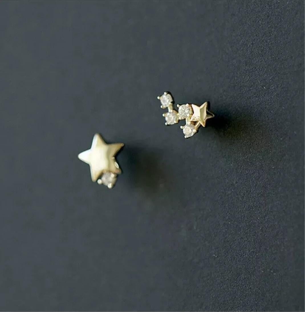 Taglio rotondo Orecchini a stella asimmetrici giapponesi in oro massiccio 14K Orecchini con diamante moderni da donna in vendita