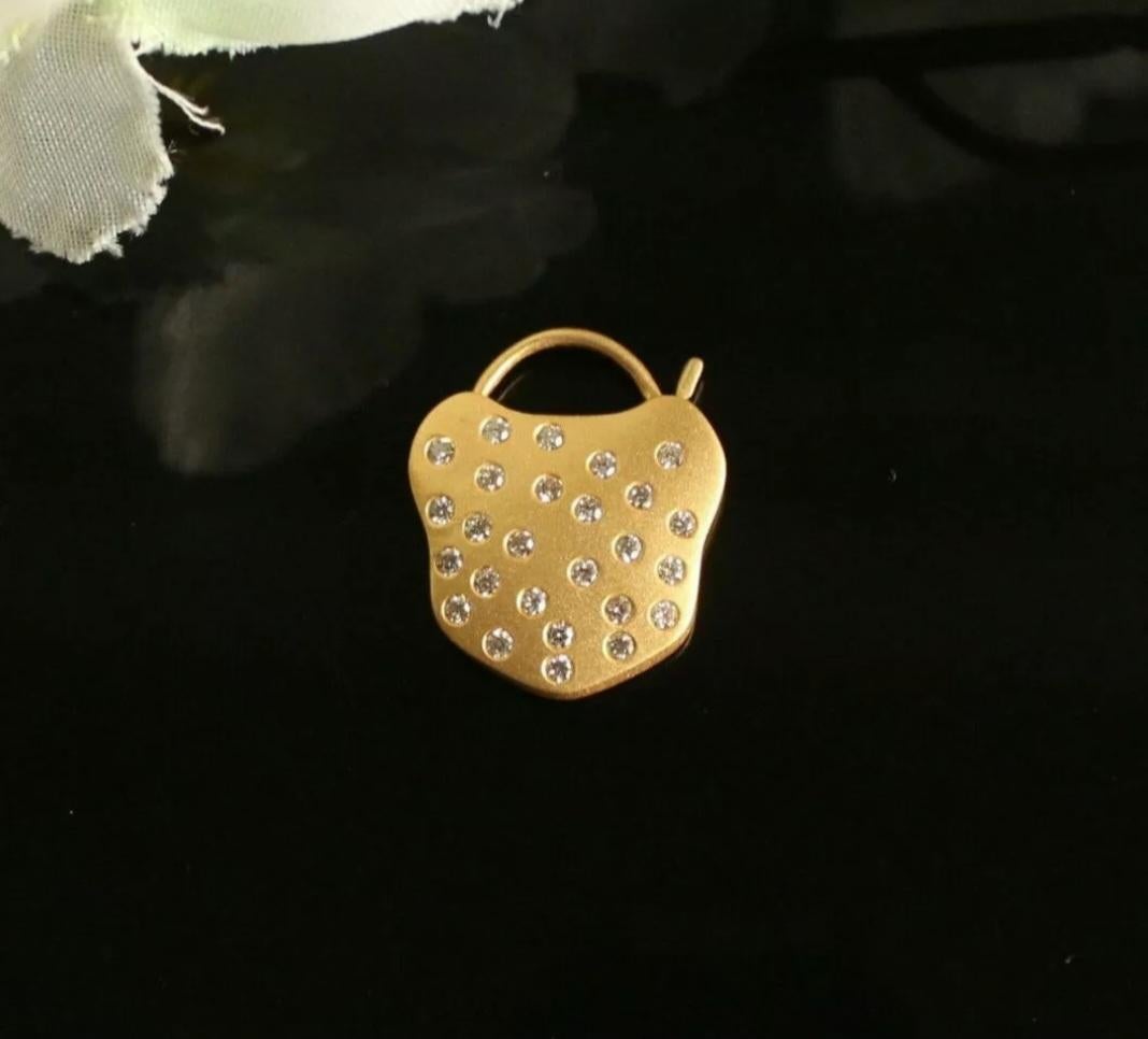 Pendentif serrure en or massif 14k Collier serrure en diamant Charm pendentif finition mate en vente 4
