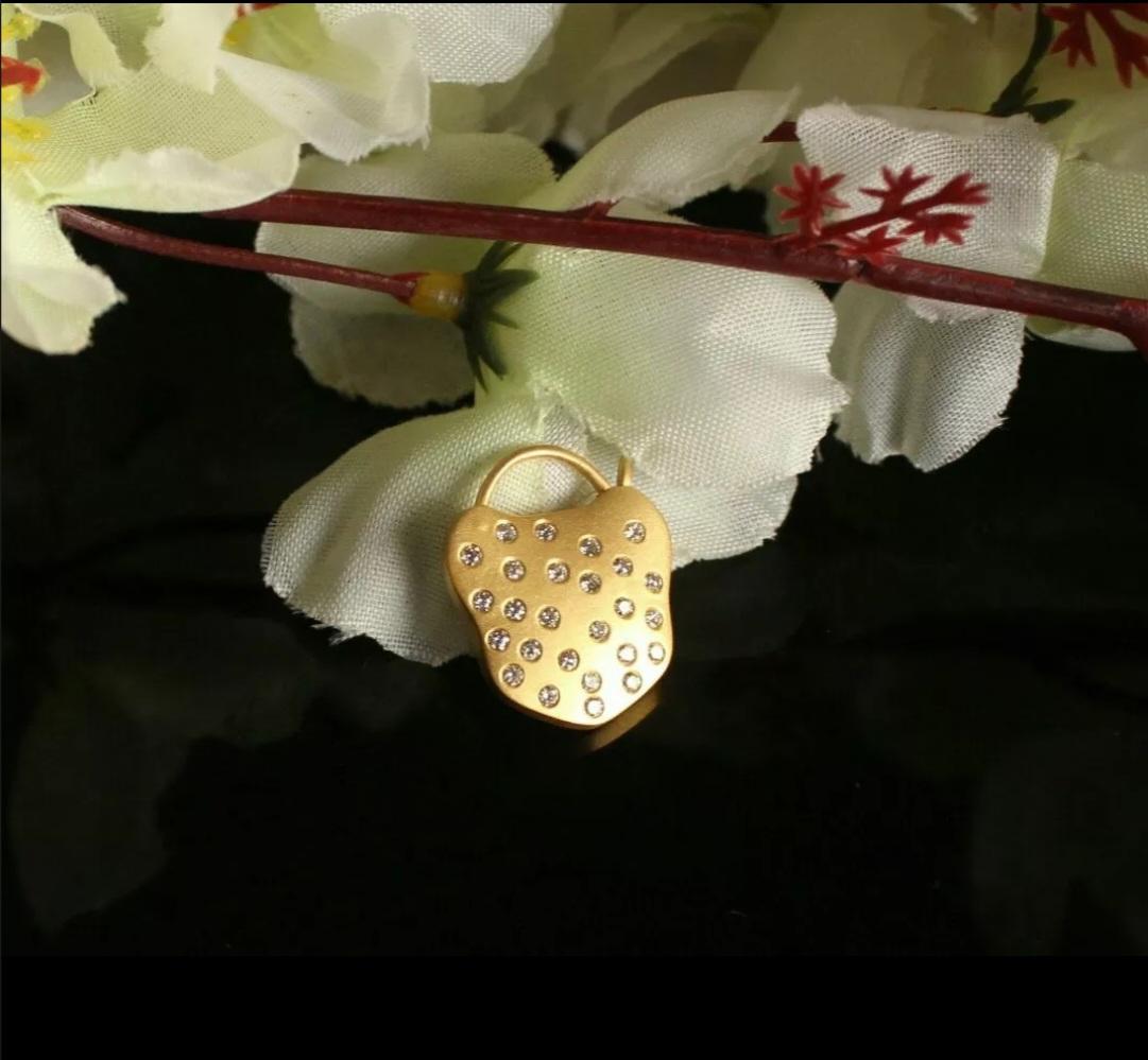 Art déco Pendentif serrure en or massif 14k Collier serrure en diamant Charm pendentif finition mate en vente