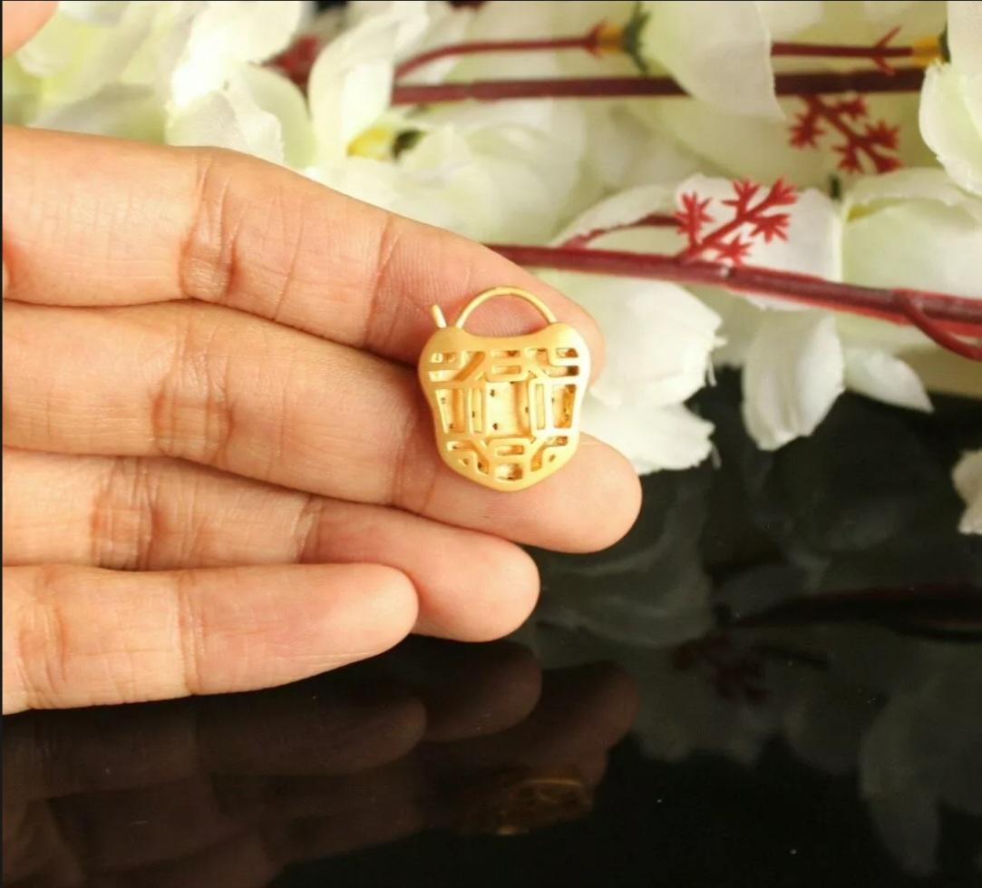 Pendentif serrure en or massif 14k Collier serrure en diamant Charm pendentif finition mate en vente 1