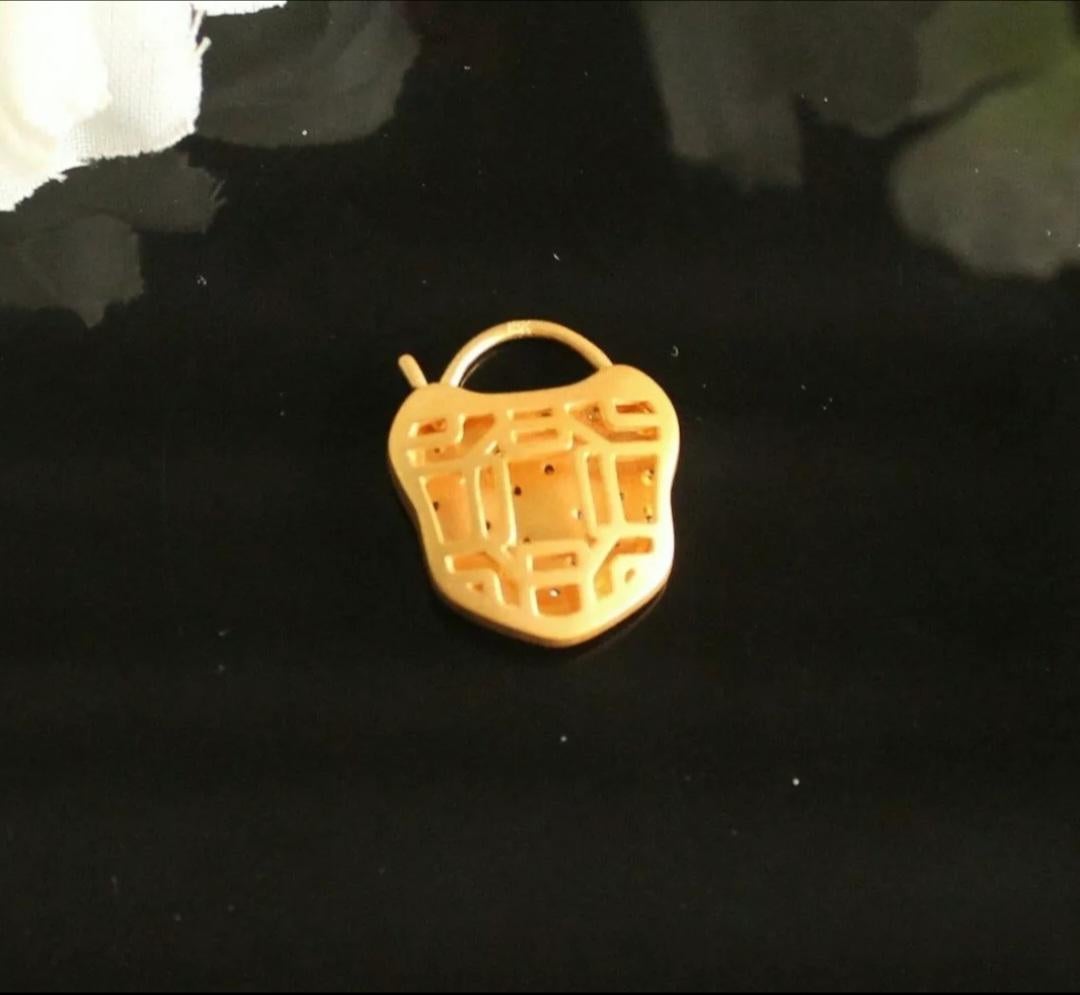 Pendentif serrure en or massif 14k Collier serrure en diamant Charm pendentif finition mate en vente 2