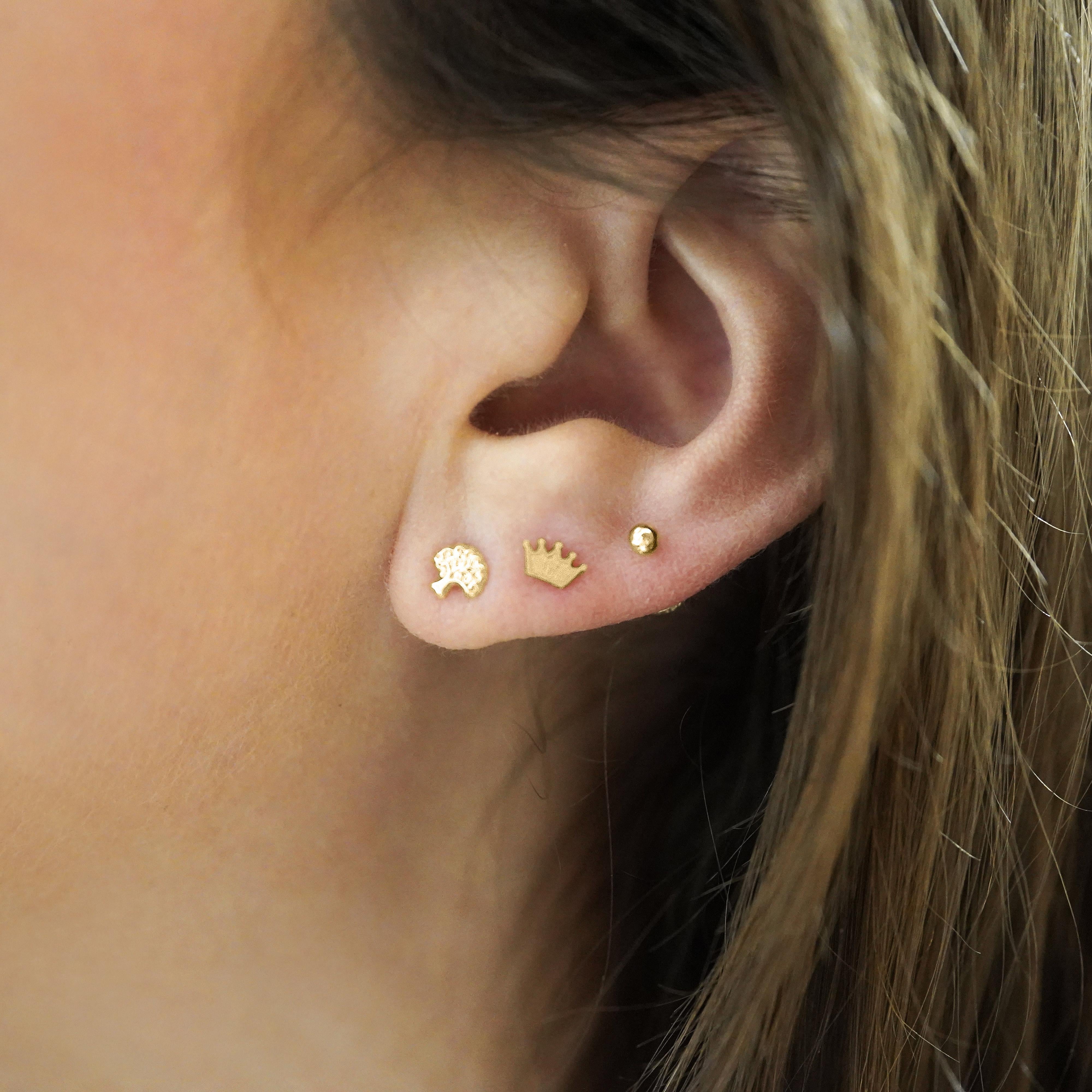14K Solid Gold Mini Butterfly Stud Earrings on Screw Backs For Sale 6