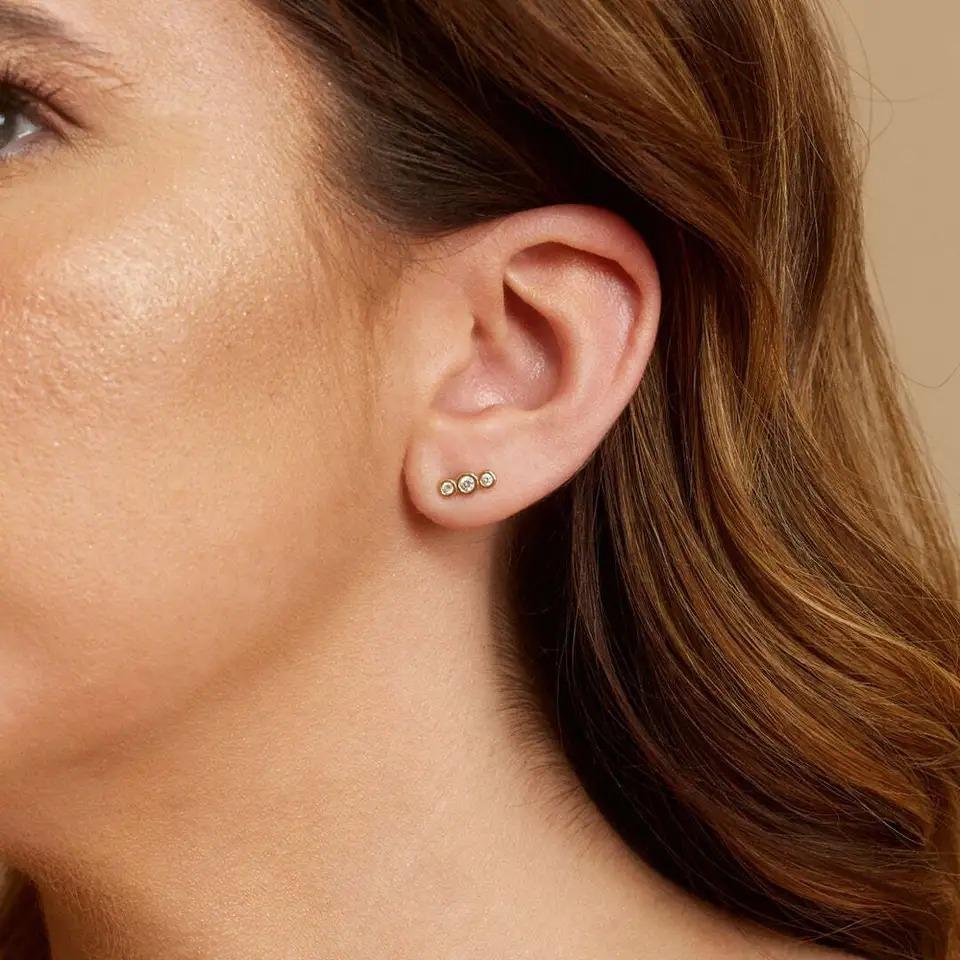 Boucles d'oreilles en or massif 14K avec mini diamants pour femmes Boucles d'oreilles en or avec 3 diamants
Taille : 10 mm environ
Poids du diamant : 0.3 cts environ.
Léger, il peut être porté tous les jours

Informations complémentaires :
Condit :