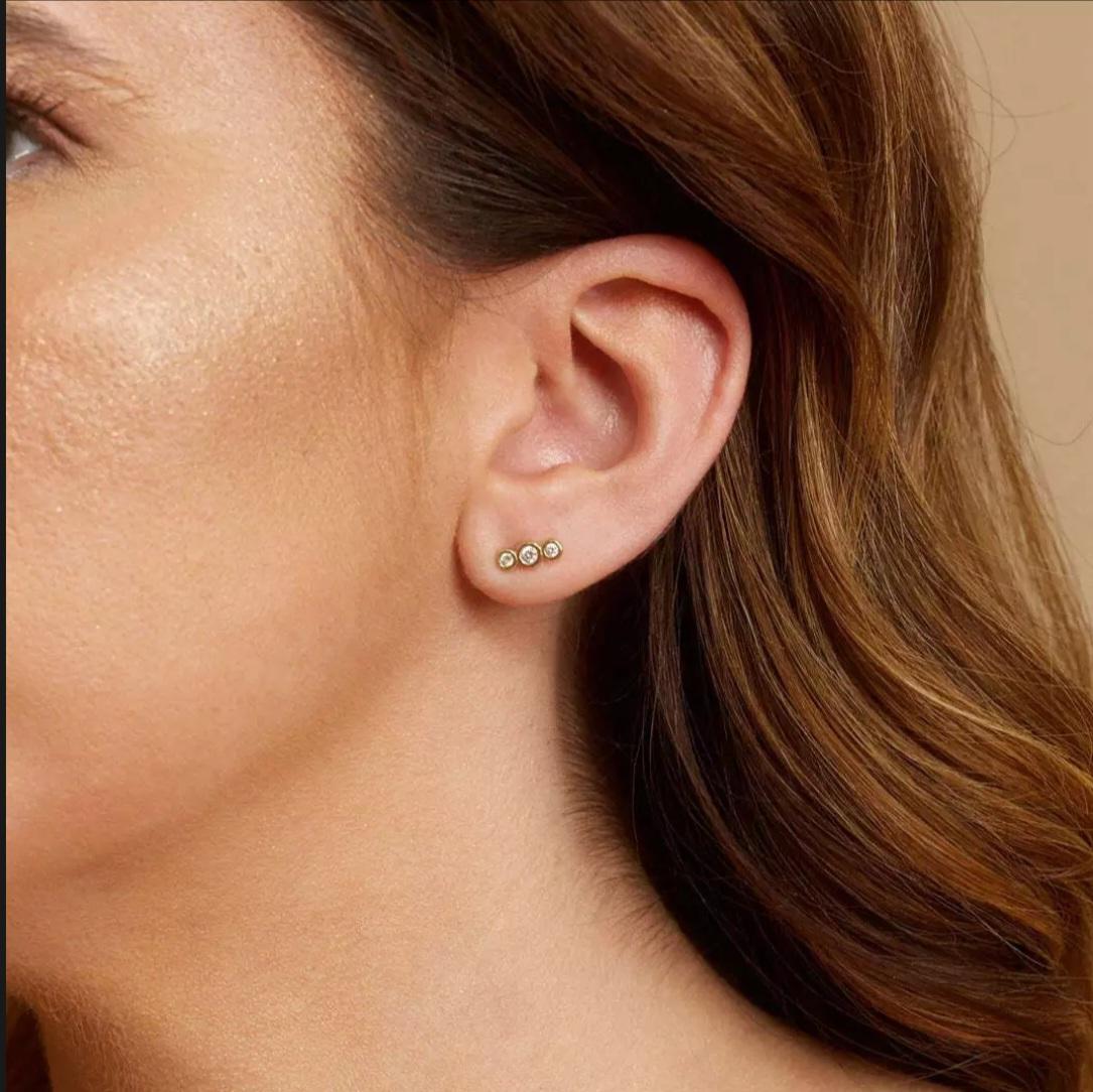 Art Déco Mini orecchini con diamanti in oro massiccio 14K per donne Orecchini con 3 diamanti in oro in vendita