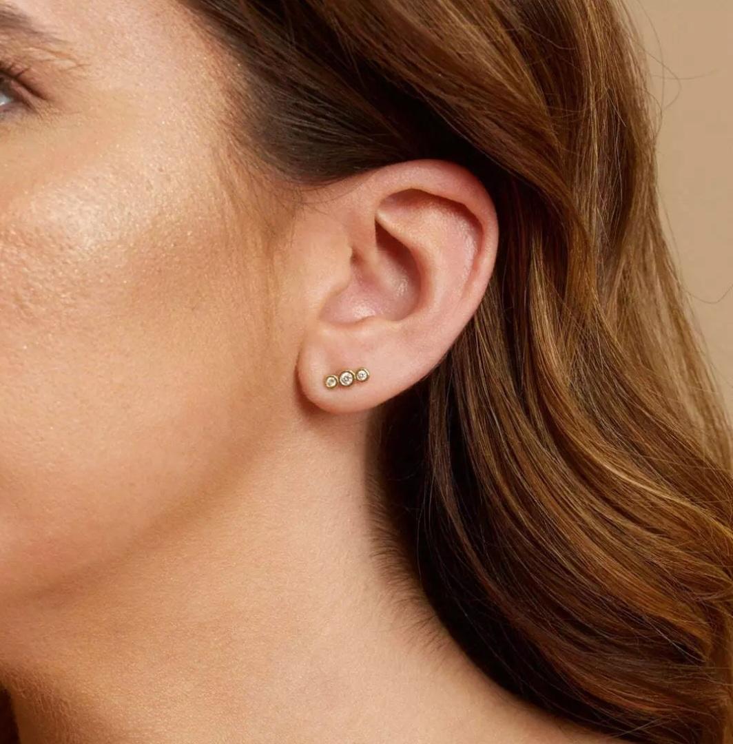 Taglio rotondo Mini orecchini con diamanti in oro massiccio 14K per donne Orecchini con 3 diamanti in oro in vendita