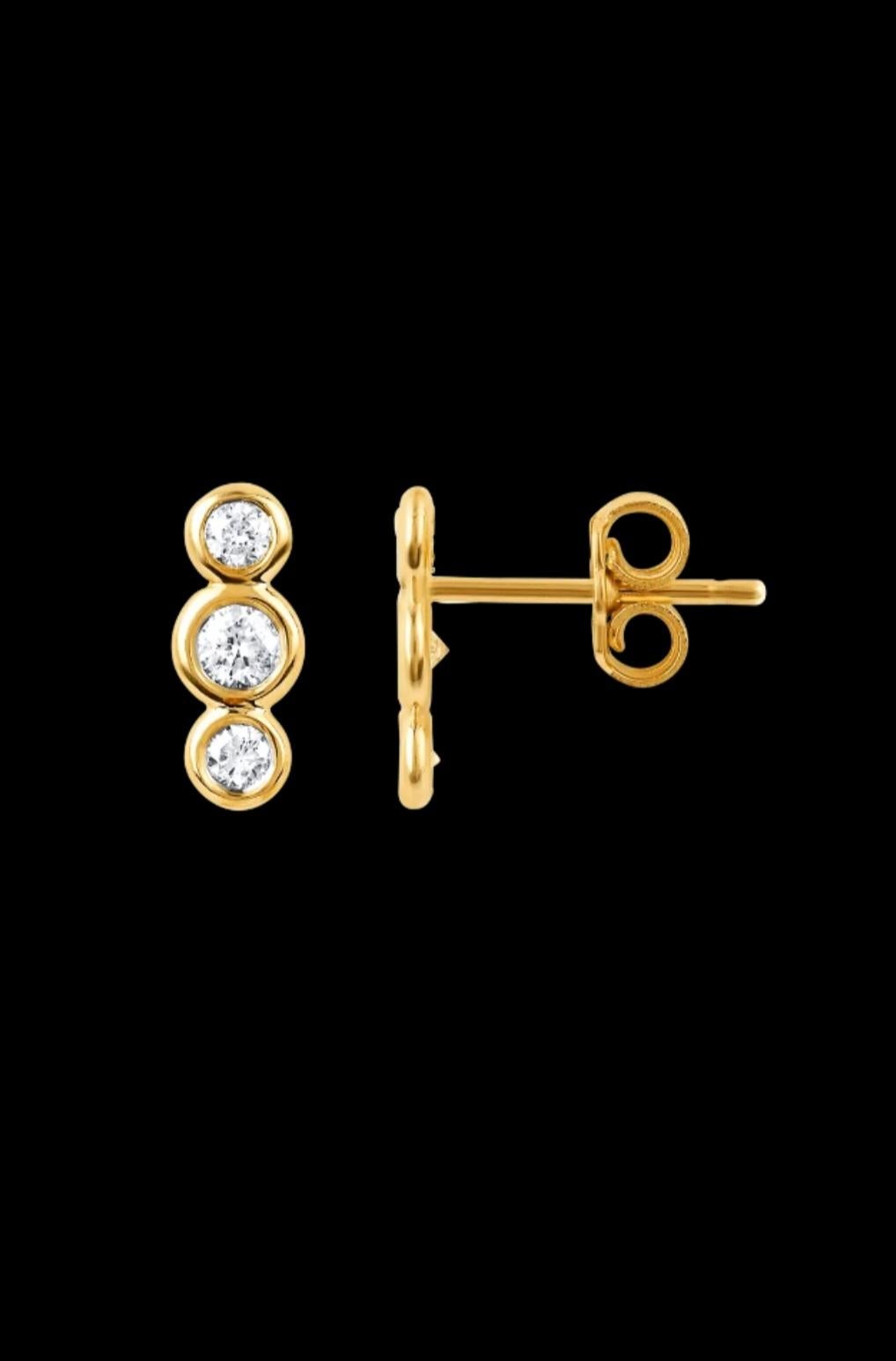 Mini orecchini con diamanti in oro massiccio 14K per donne Orecchini con 3 diamanti in oro In condizioni Nuovo in vendita a Chicago, IL