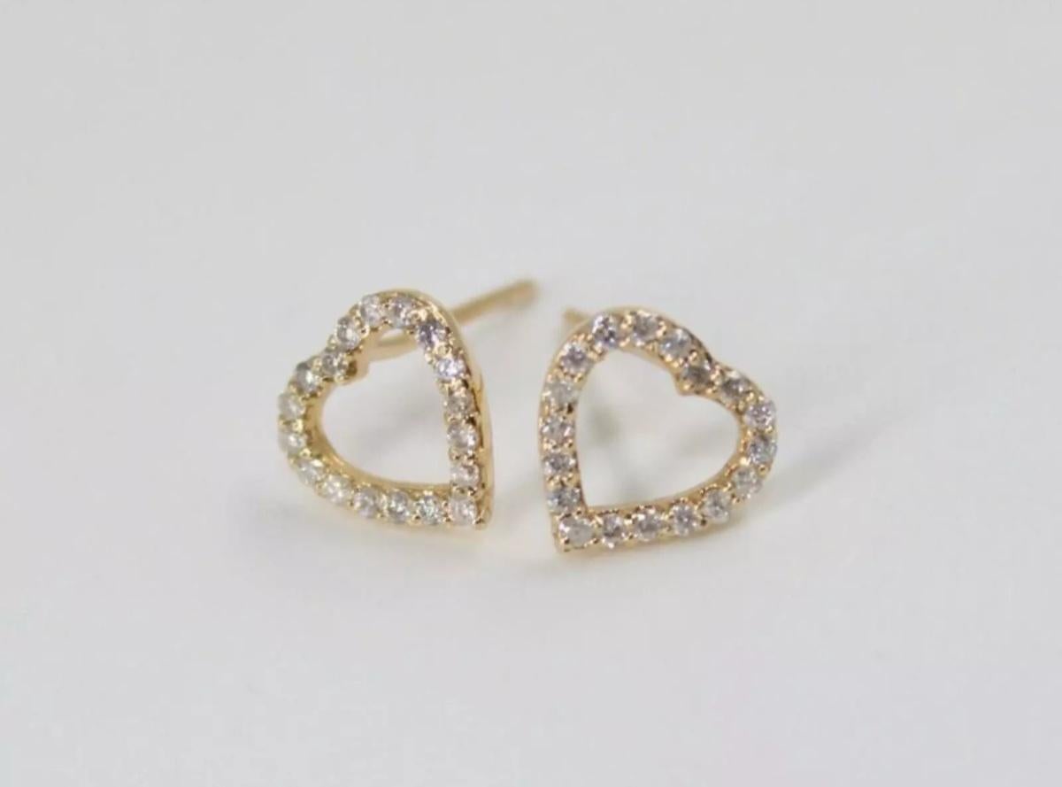 Boucles d'oreilles en or massif 14K Mini Heart Diamond Studs Gold Jewelry Birthday Gifts.

Métal de base
Or jaune
Certification
14K Poinçonné, IGI
Matériau
Or jaune massif 14K, diamant naturel
Nombre de pierres précieuses
20
Poids du diamant
0,12