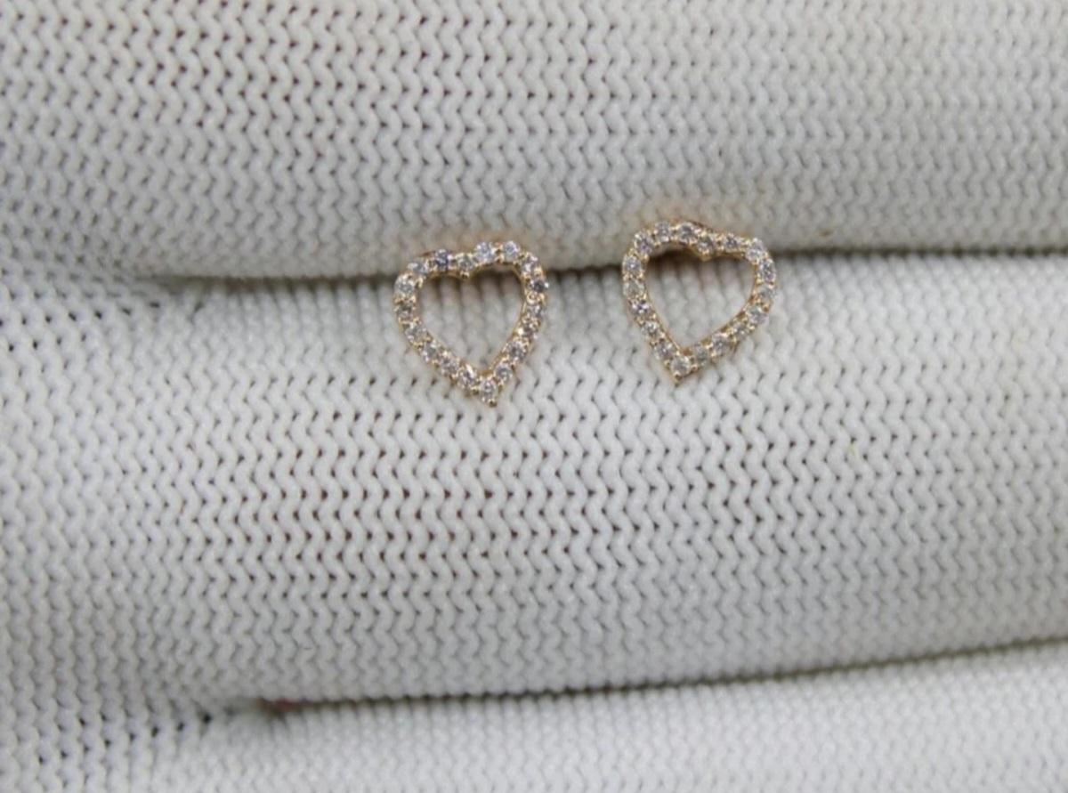 Boucles d'oreilles en or massif 14K Mini Heart Diamond Studs Gold Jewelry Birthday Gifts. Neuf - En vente à Chicago, IL