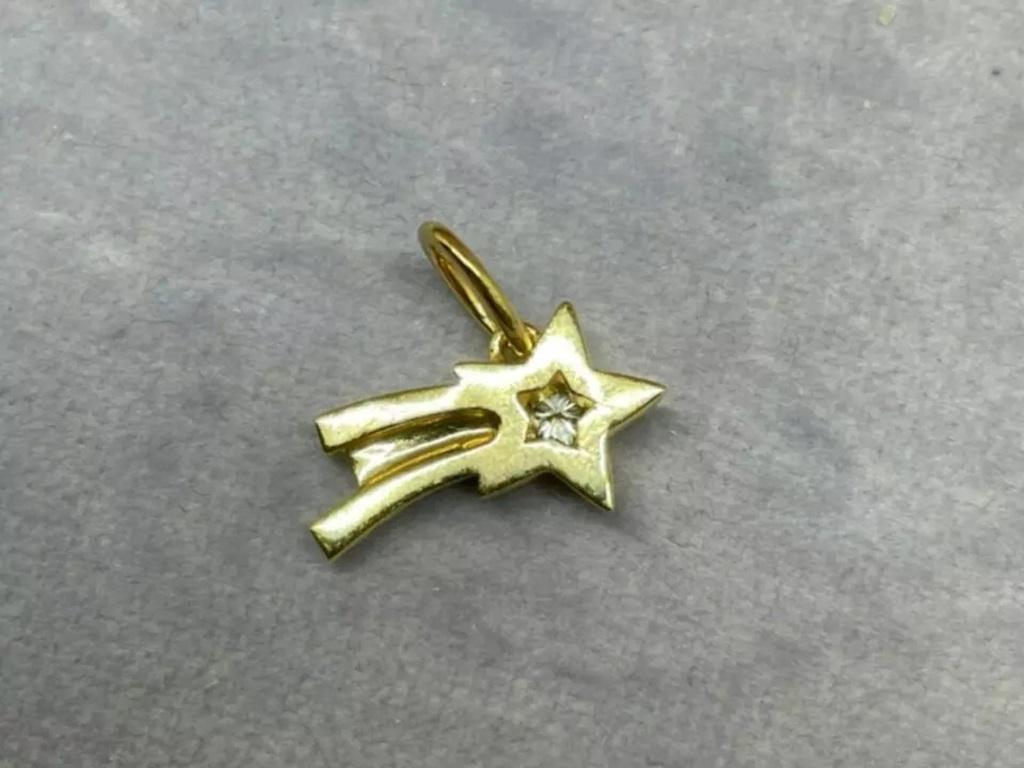 Taglio rotondo Mini ciondolo a forma di stella cadente con diamante in oro massiccio 14 carati in vendita