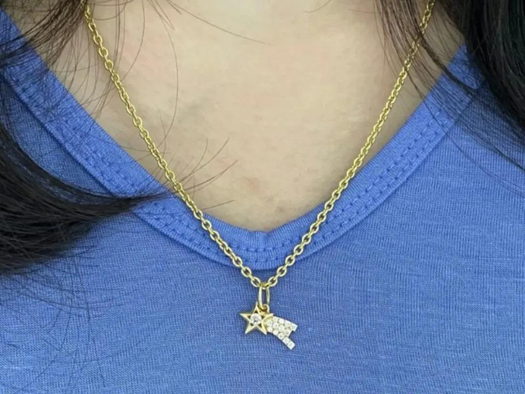 Mini ciondolo a forma di stella cadente con diamante in oro massiccio 14 carati In condizioni Nuovo in vendita a Chicago, IL