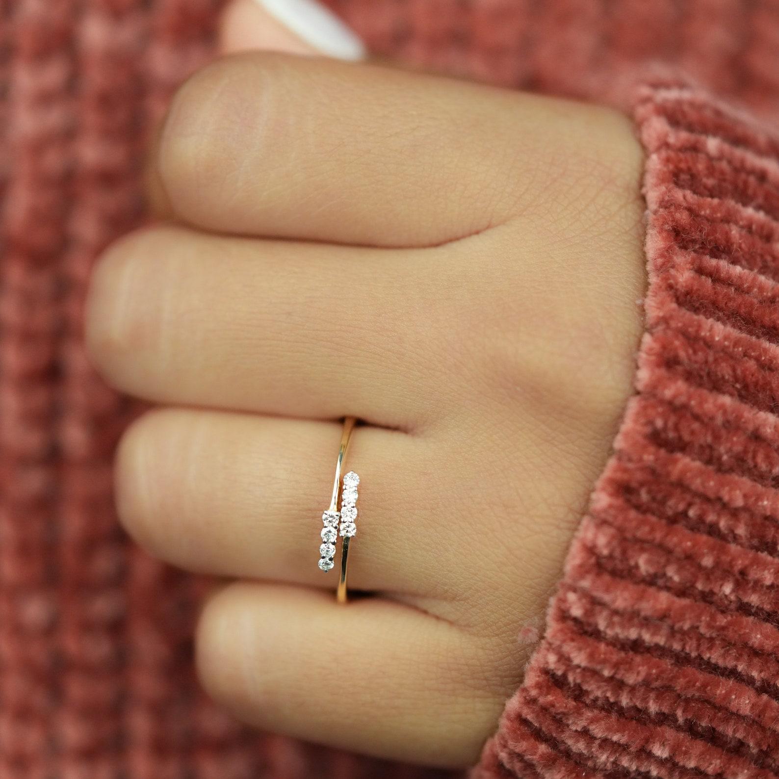 Anello bypass minimalista in oro massiccio 14k Anello con diamante naturale Anello con bracciale a spirale Regalo in vendita 5
