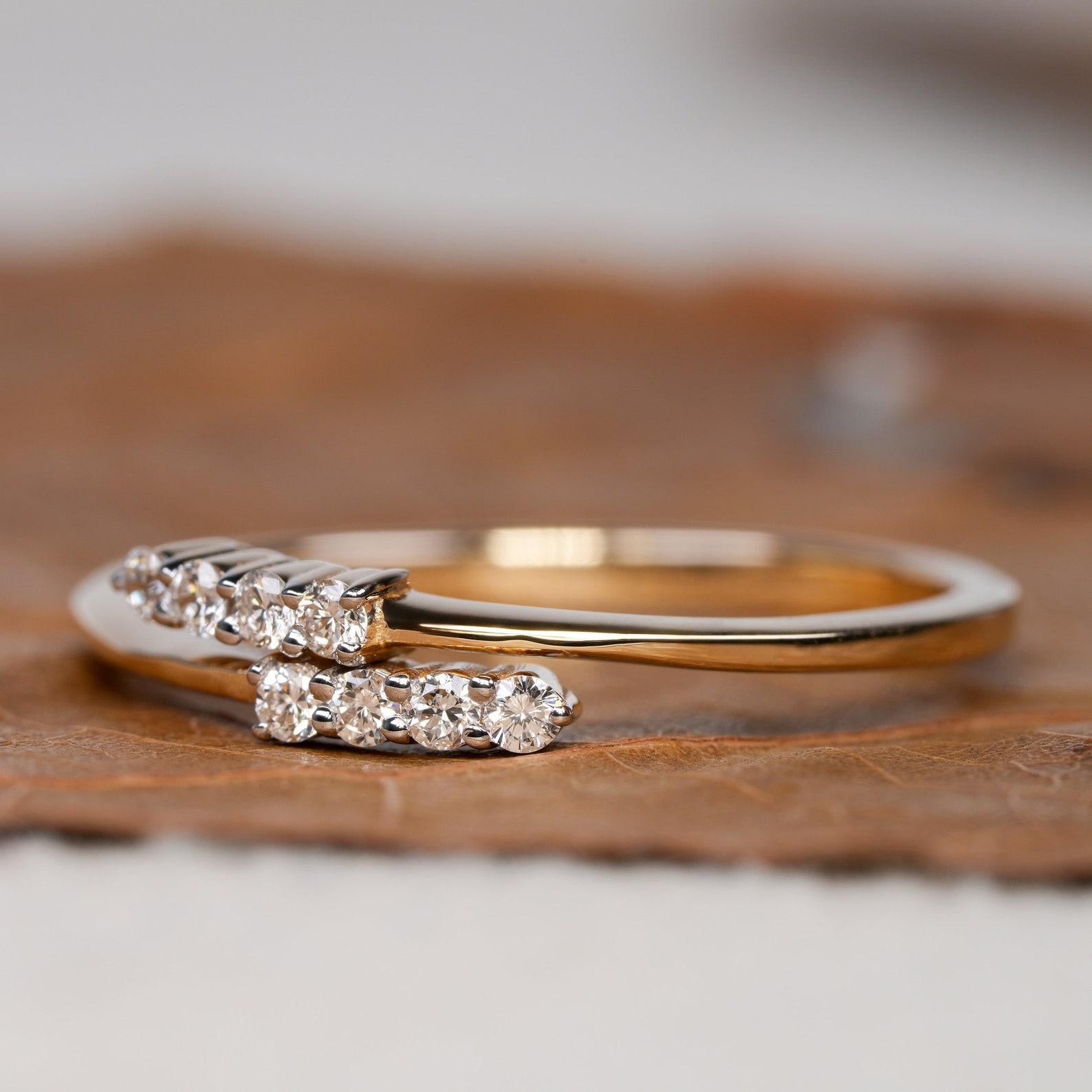 Art Déco Anello bypass minimalista in oro massiccio 14k Anello con diamante naturale Anello con bracciale a spirale Regalo in vendita