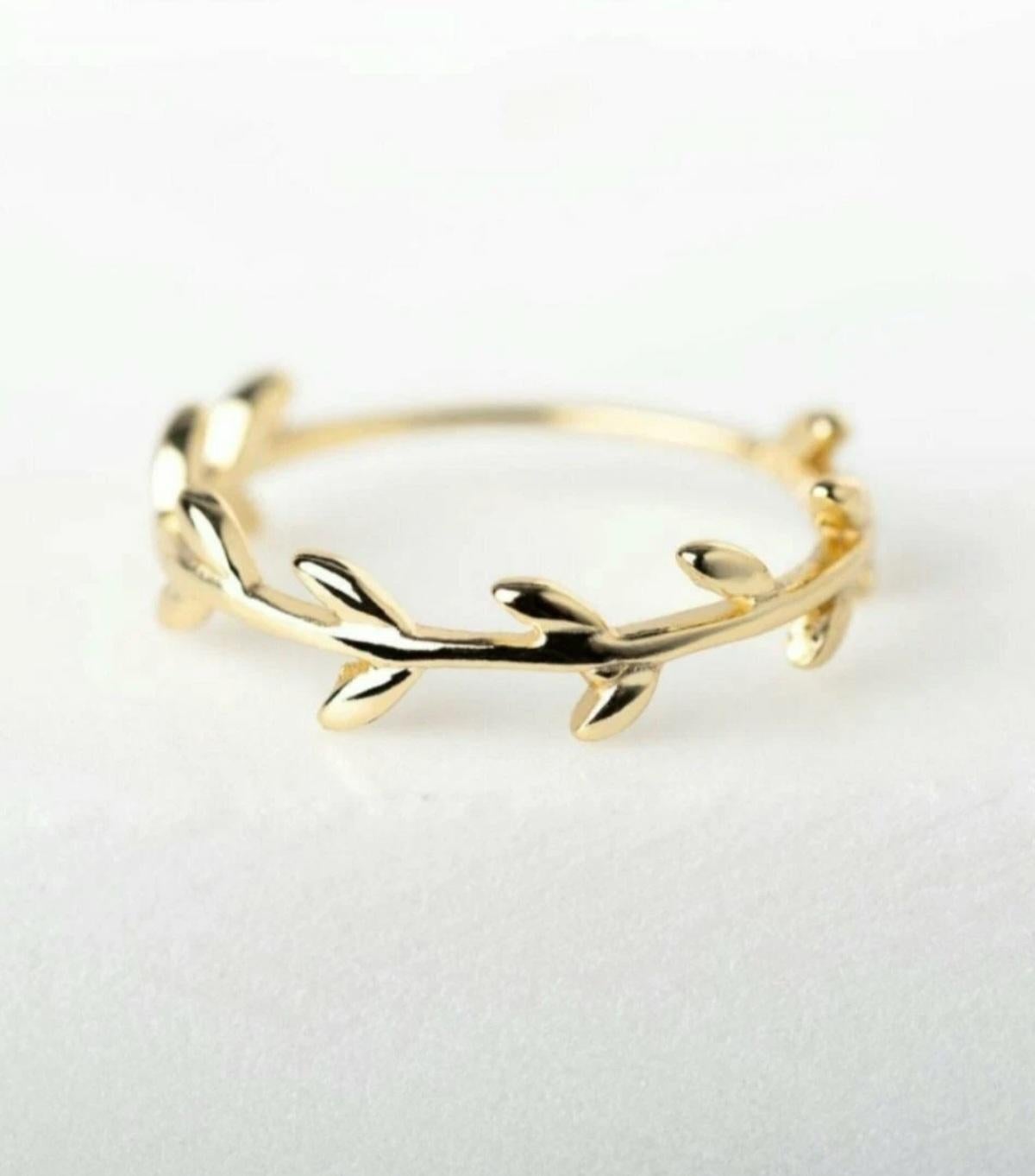 14k Massivgold Minimalistischer Blatt-Ringband Valentines Girlfriend Branch Ring Geschenk.


Karat Gesamtgewicht
0,24 ctw und darunter
Metallkern
Gold
Zertifizierung
IGI
Material
Gelbgold
Breite des Bandes
1.5 mm
Metallische