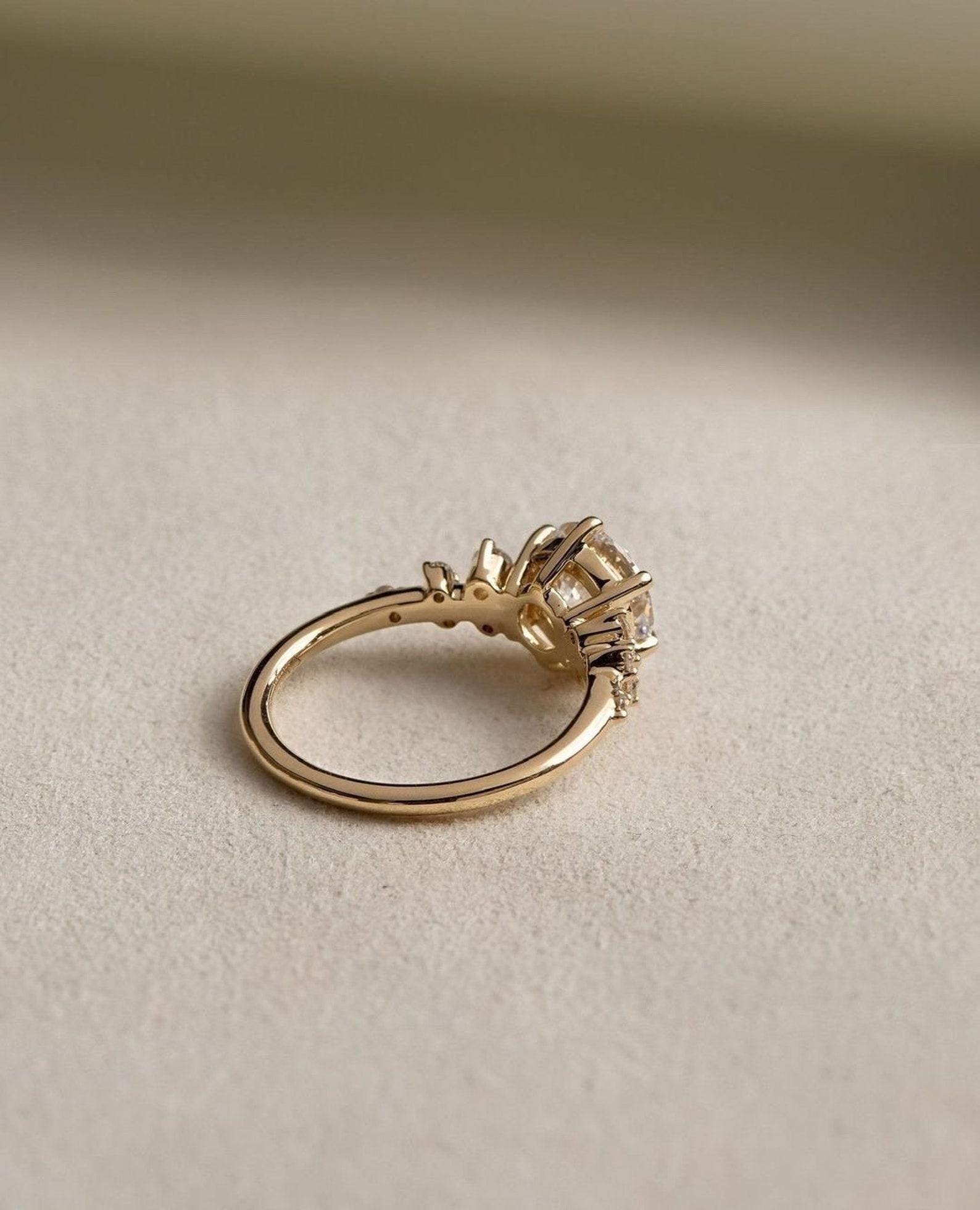 14k Massivgold Moissanit Cluster Verlobungsring 2 CT Rundschliff im Zustand „Neu“ in Chicago, IL