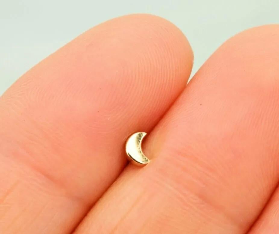 Art Déco Anello con borchia a forma di luna in oro massiccio 14k Piccolo piercing al naso con perno a vite a forma di mezza luna. in vendita