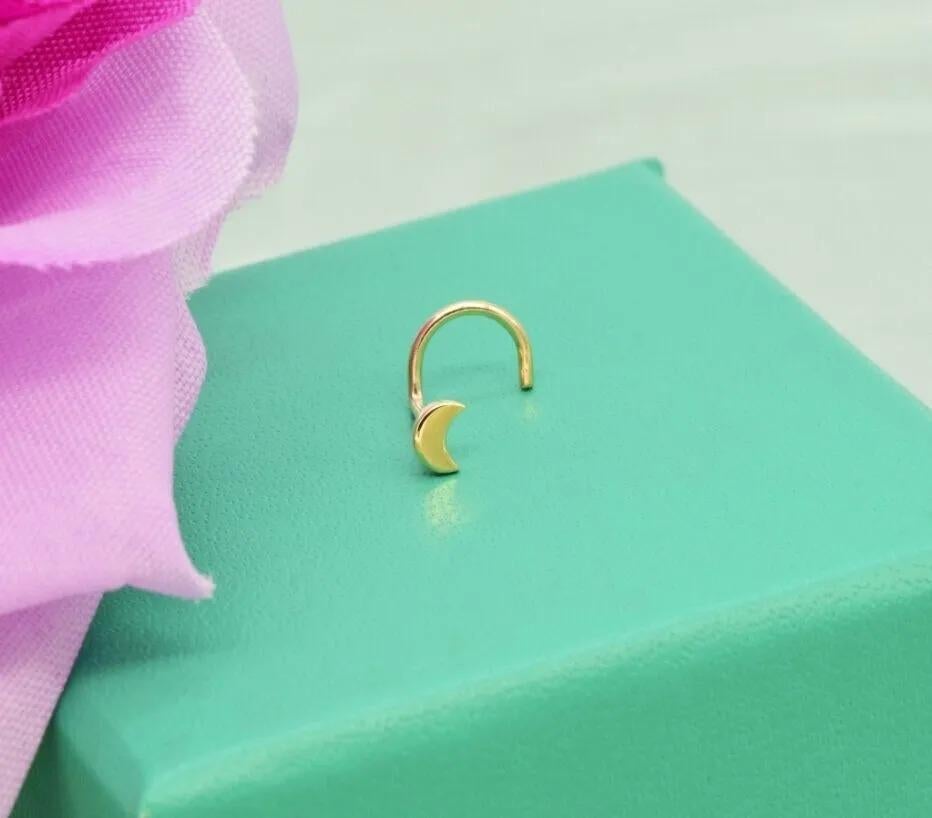 Anello con borchia a forma di luna in oro massiccio 14k Piccolo piercing al naso con perno a vite a forma di mezza luna. in vendita 1