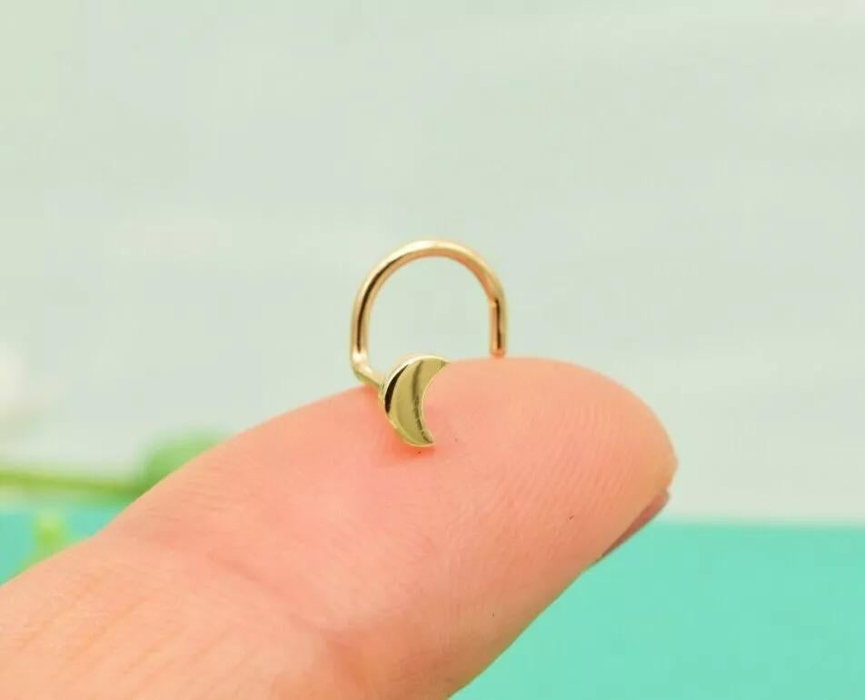 Anello con borchia a forma di luna in oro massiccio 14k Piccolo piercing al naso con perno a vite a forma di mezza luna. in vendita 2