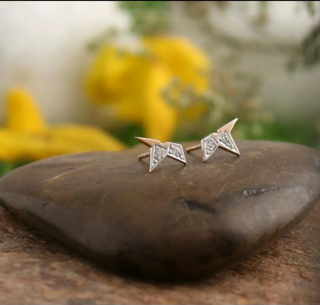 Orecchini in oro massiccio 14k con diamanti naturali Orecchini a mezza stella per la sposa per lei in vendita 1
