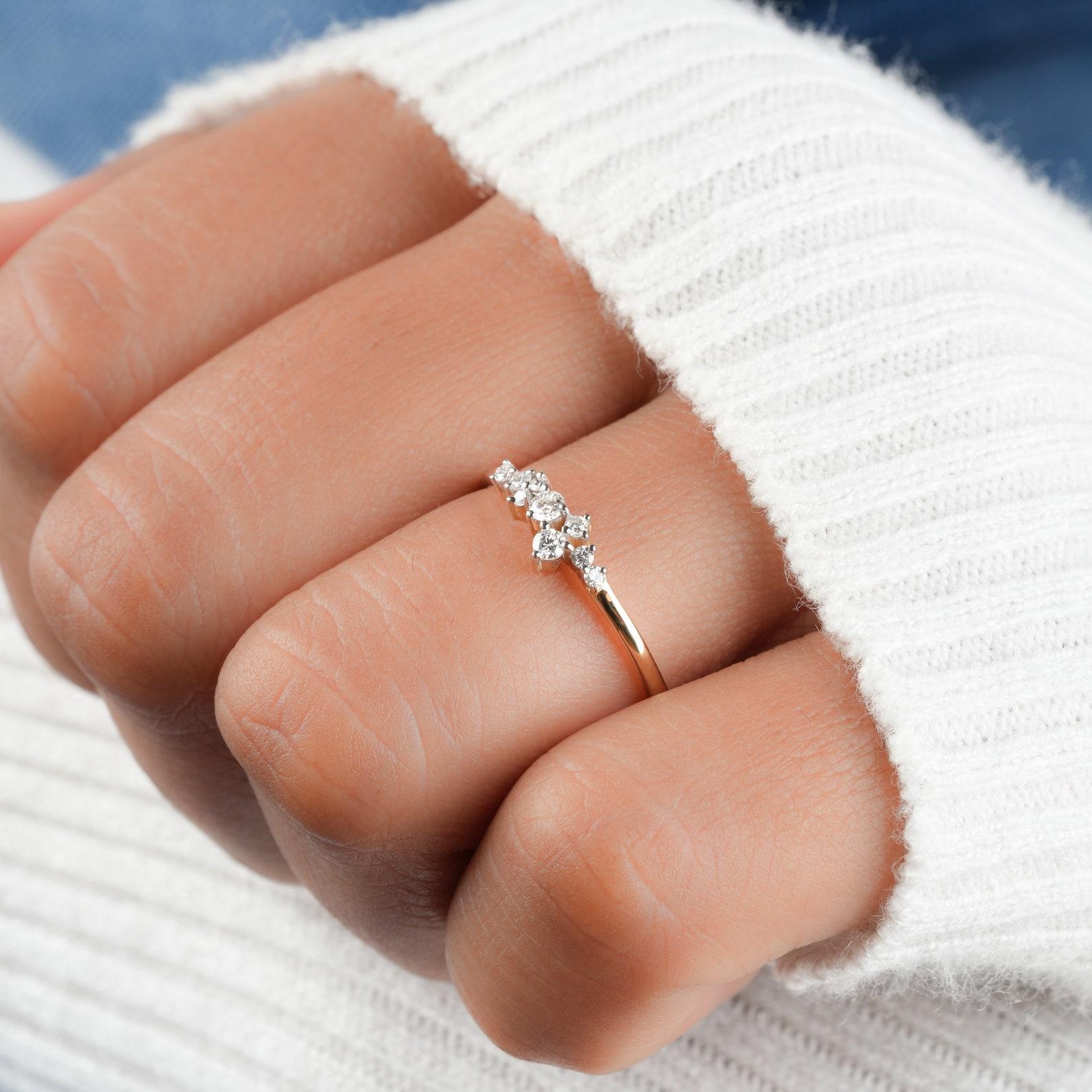 14k Massivgold Natürlicher Diamant Ikonischer Cluster-Ring Minimalistischer Tiny Cluster-Ring im Angebot 1