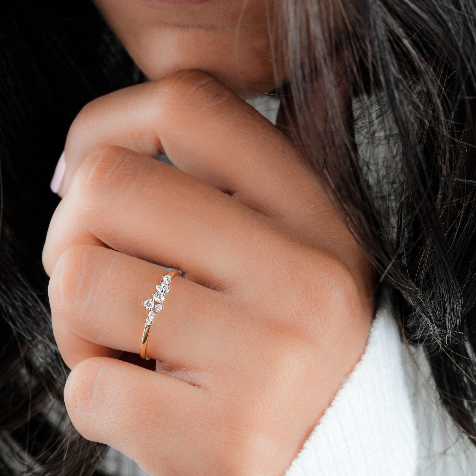 14k Massivgold Natürlicher Diamant Ikonischer Cluster-Ring Minimalistischer Tiny Cluster-Ring im Angebot 2