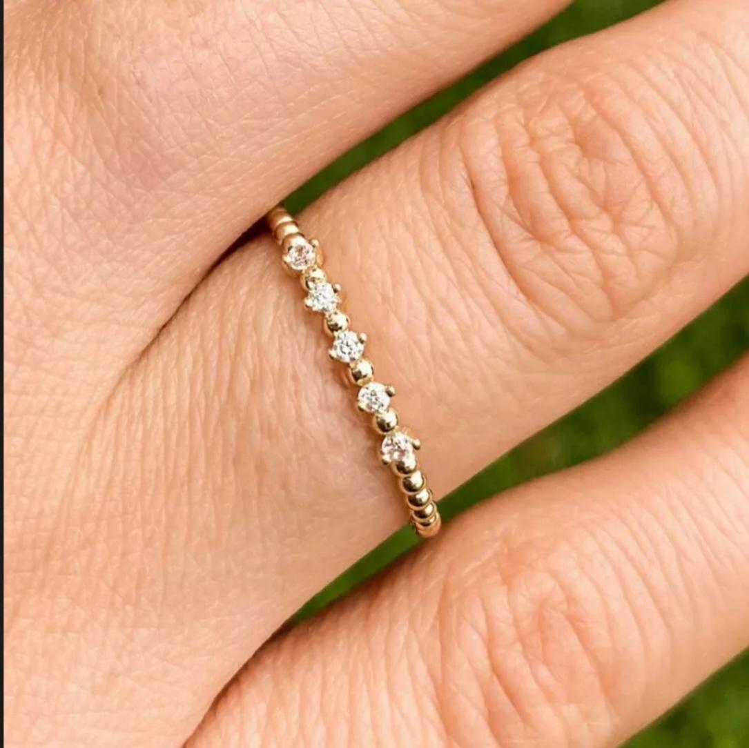 Art Déco Anello impilabile con diamanti naturali in oro massiccio 14k Anello di eternità minimalista A. Valentin in vendita
