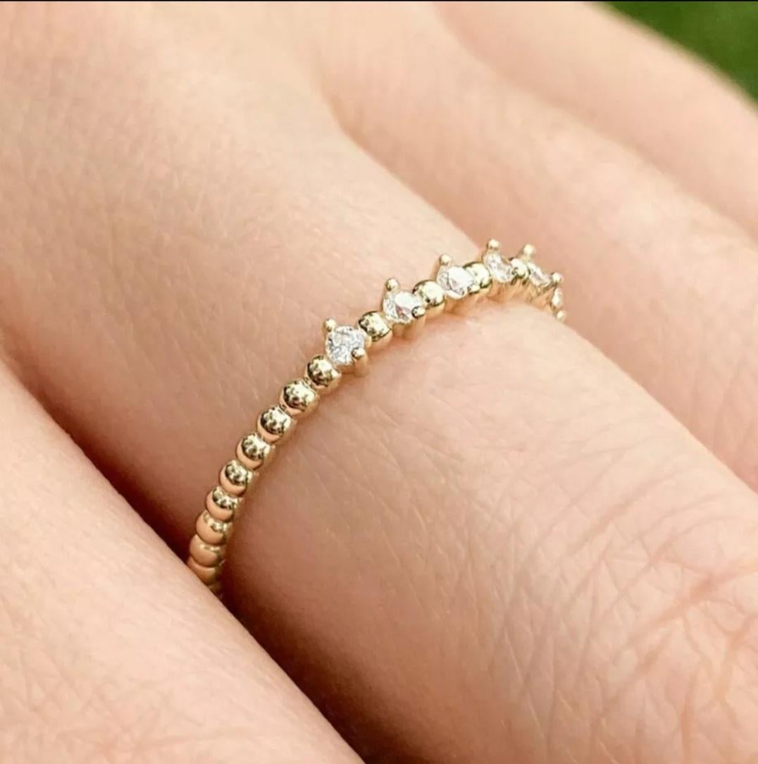 Anello impilabile con diamanti naturali in oro massiccio 14k Anello di eternità minimalista A. Valentin In condizioni Nuovo in vendita a Chicago, IL