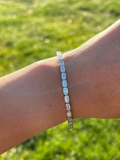 14k Massivgold Natürlicher Diamant-Tennis-Armband mit Smaragdschliff-Lünette