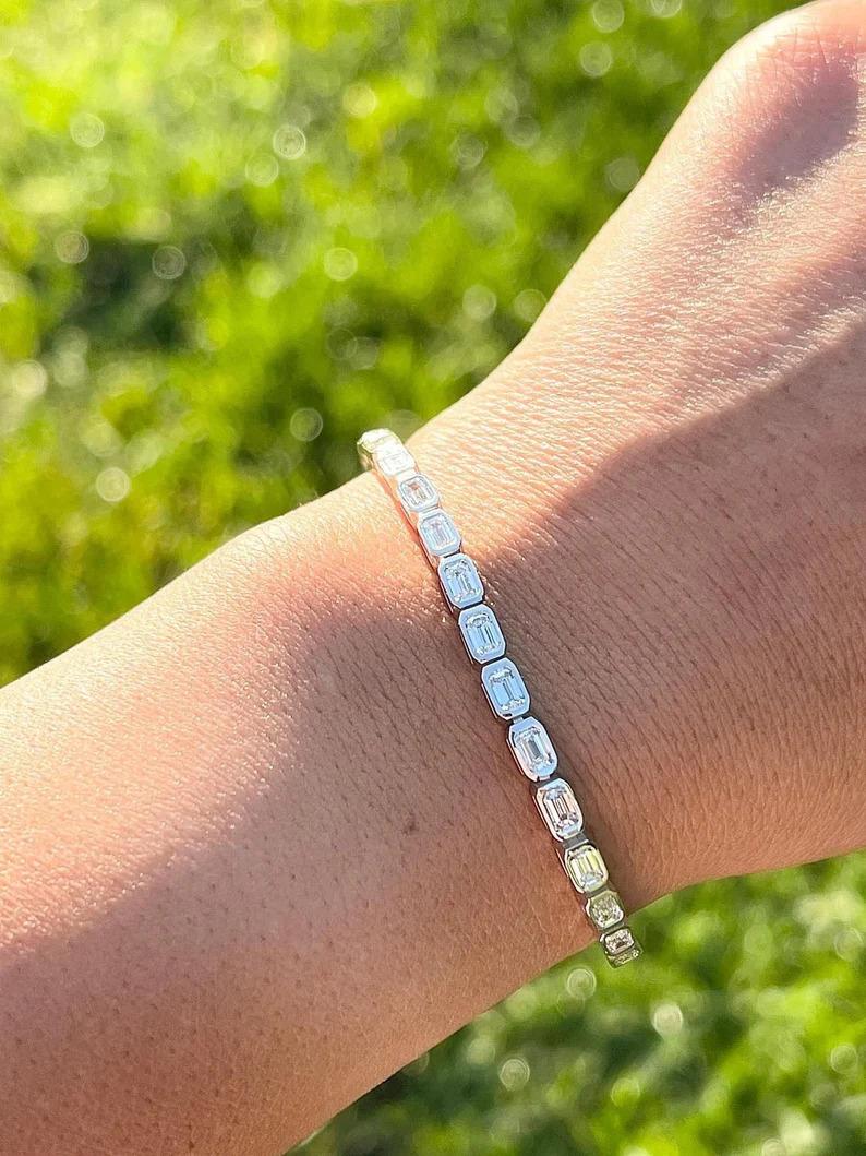 14k Massivgold Natürlicher Diamant-Tennis-Armband mit Smaragdschliff-Lünette (Zeitgenössisch) im Angebot