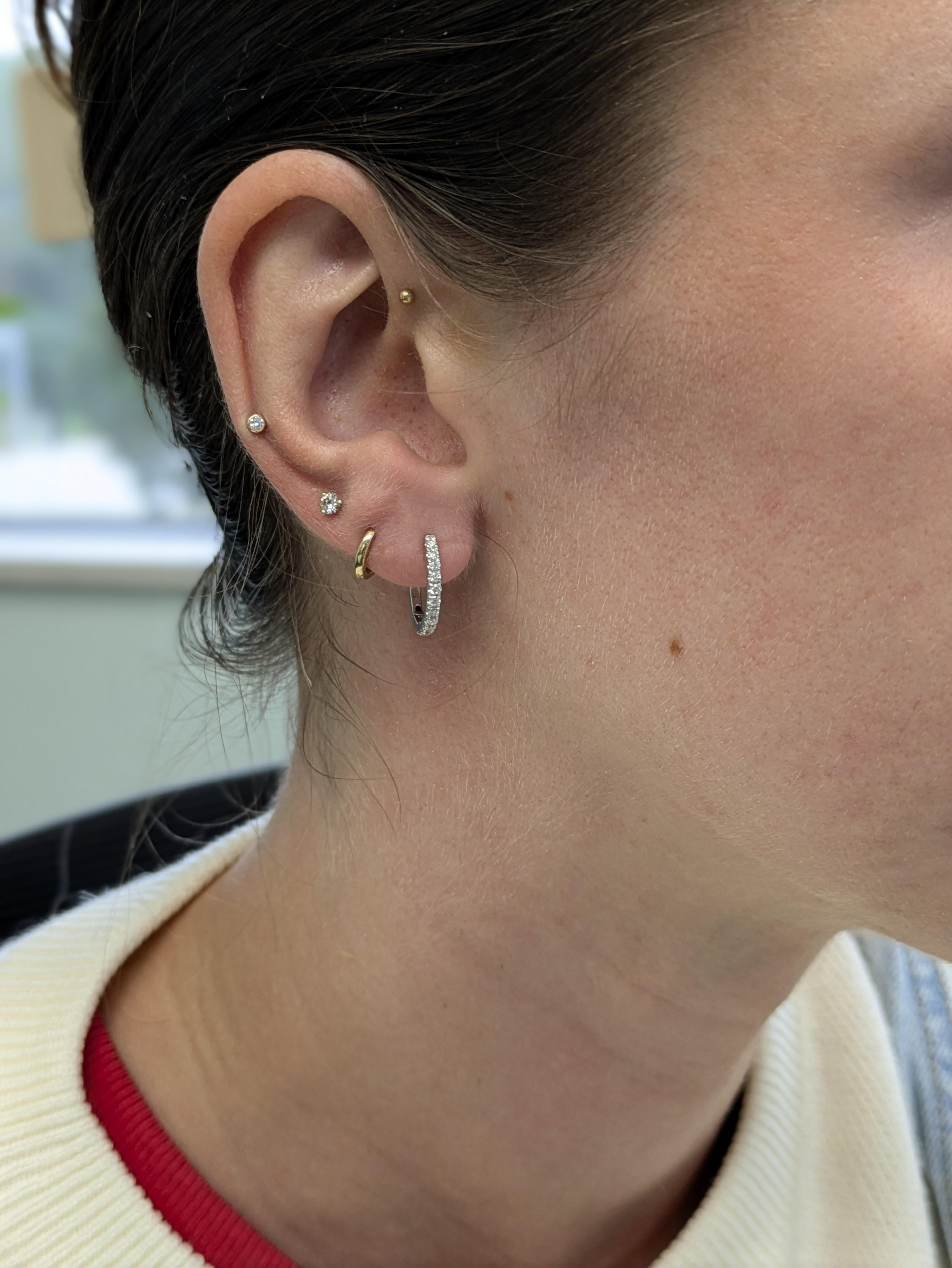 Contemporain Cerceaux en or massif 14k diamant naturel miné par la terre  Fermeture par loquet en vente