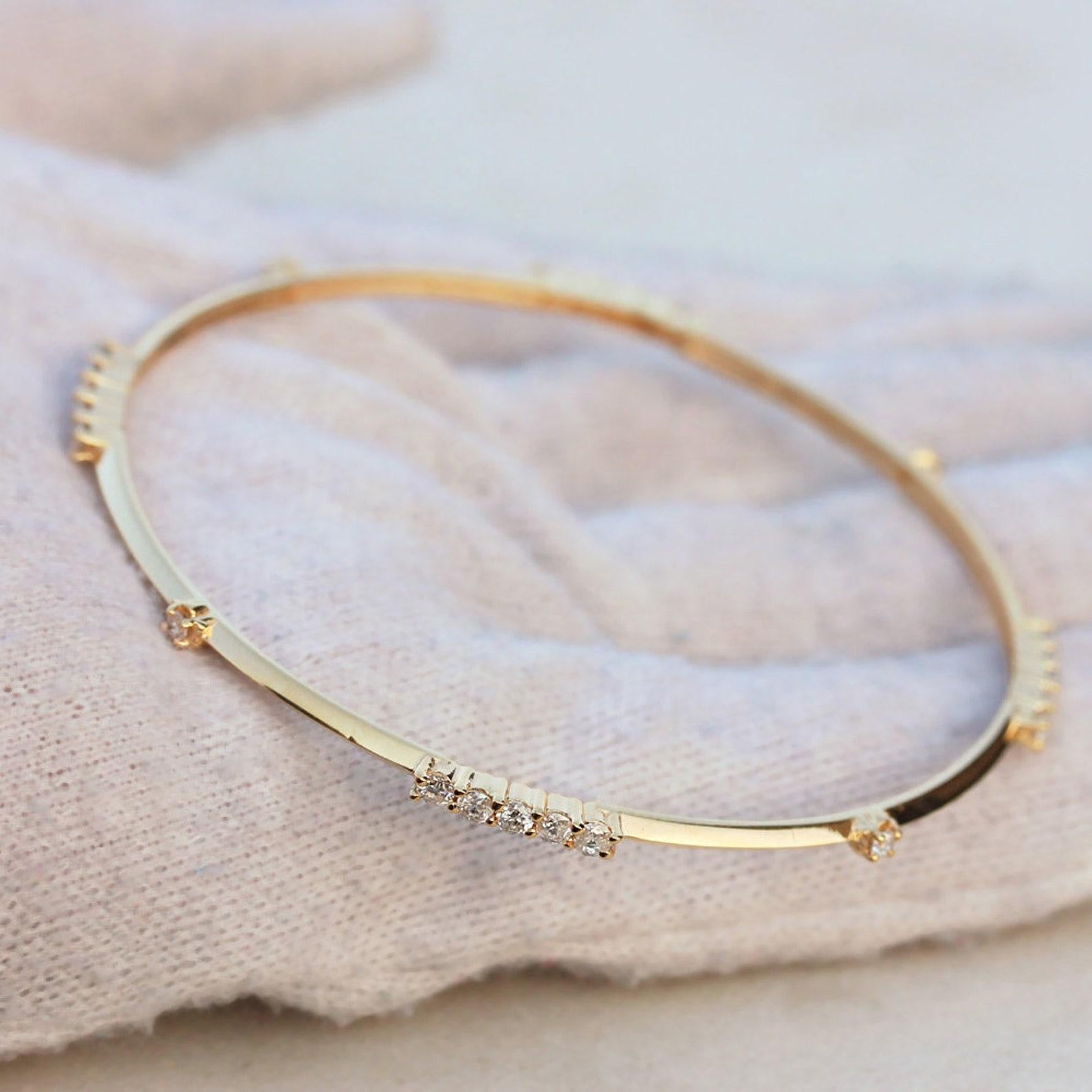 Round Cut 14k Solid Gold Natural Pave Diamond Bracelet Sleek Bangle Bracelet For Women. For Sale