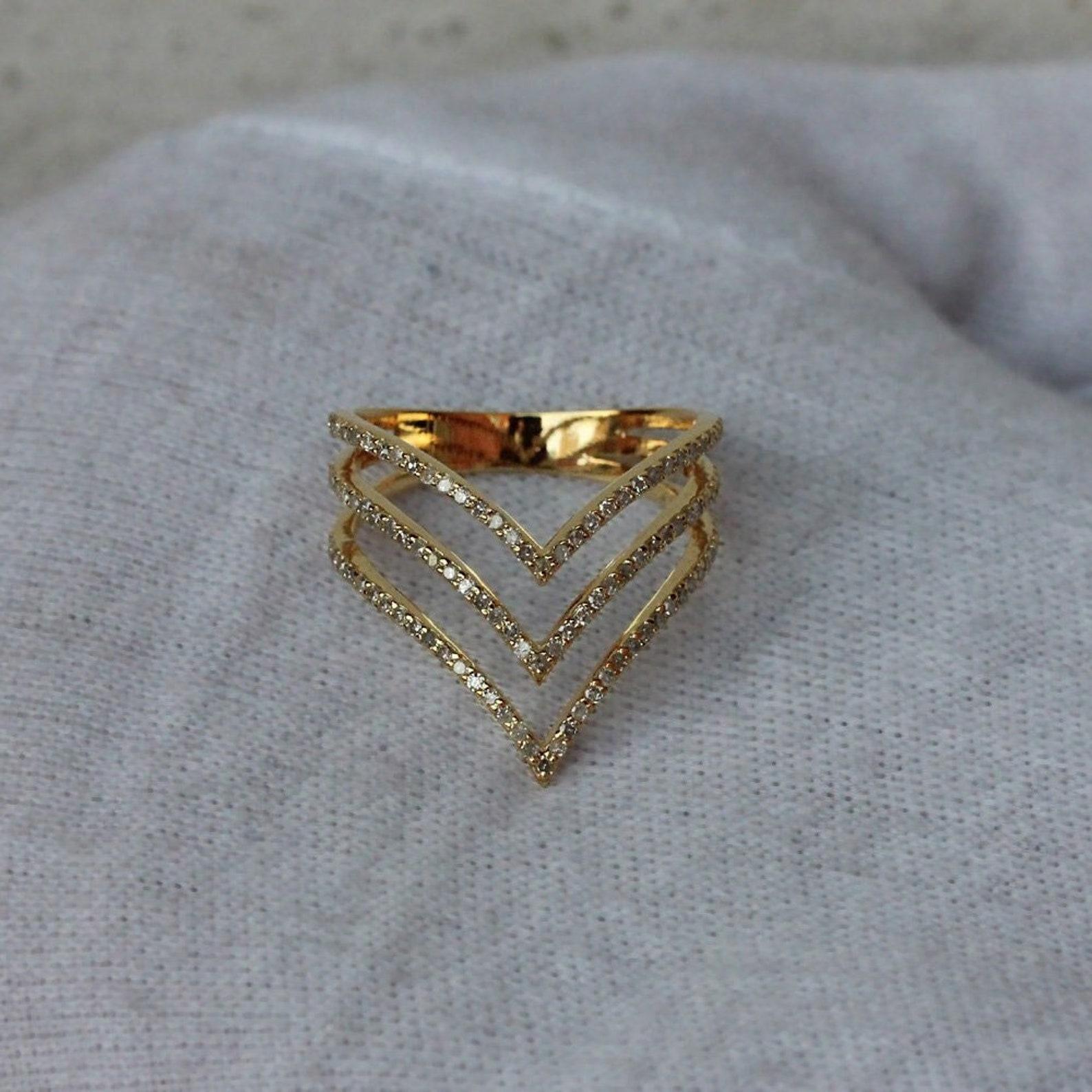 Anello in oro massiccio 14k Nature Pave Diamond Anello a tripla linea per donne Regalo unico.

Peso dell'oro giallo 14k:- 2,95 grammi

Peso del diamante:- 0,58 Carati

Anello misura 7

 





A.R.P. T.I..

Tutti gli articoli sono personalizzati su