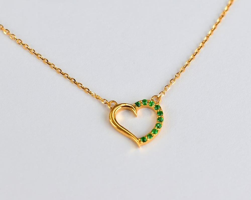 Modern 14K Gold Emerald Heart Necklace Valentine Jewelry For Sale
