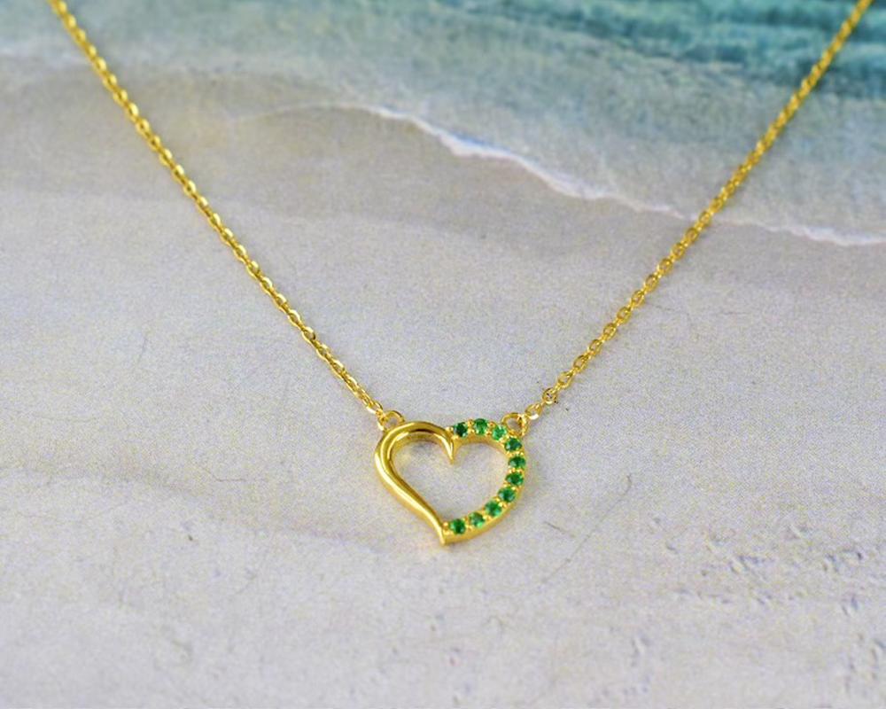 14K Gold Emerald Heart Necklace Valentine Jewelry In New Condition For Sale In Bangkok, TH