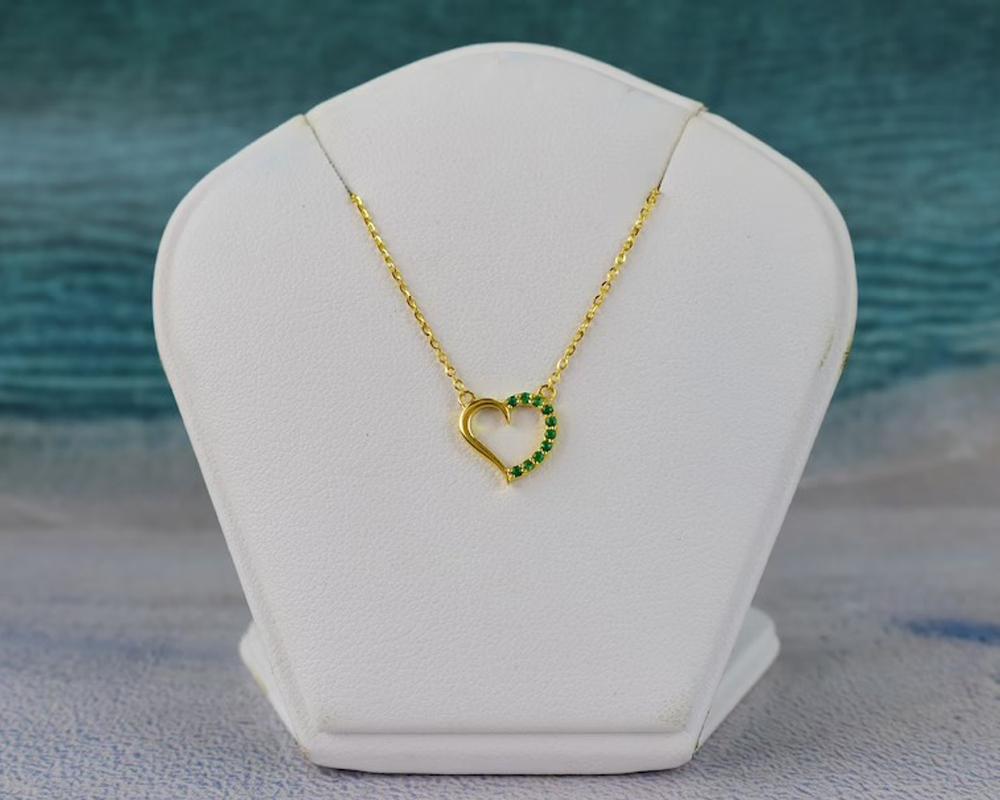 Women's or Men's 14K Gold Emerald Heart Necklace Valentine Jewelry For Sale