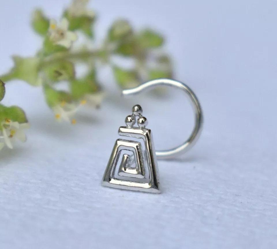 14k Solid Gold Nose Pin Trapezium Spiral Nose Stud Geometric Body Piercing Ring. In New Condition For Sale In Chicago, IL
