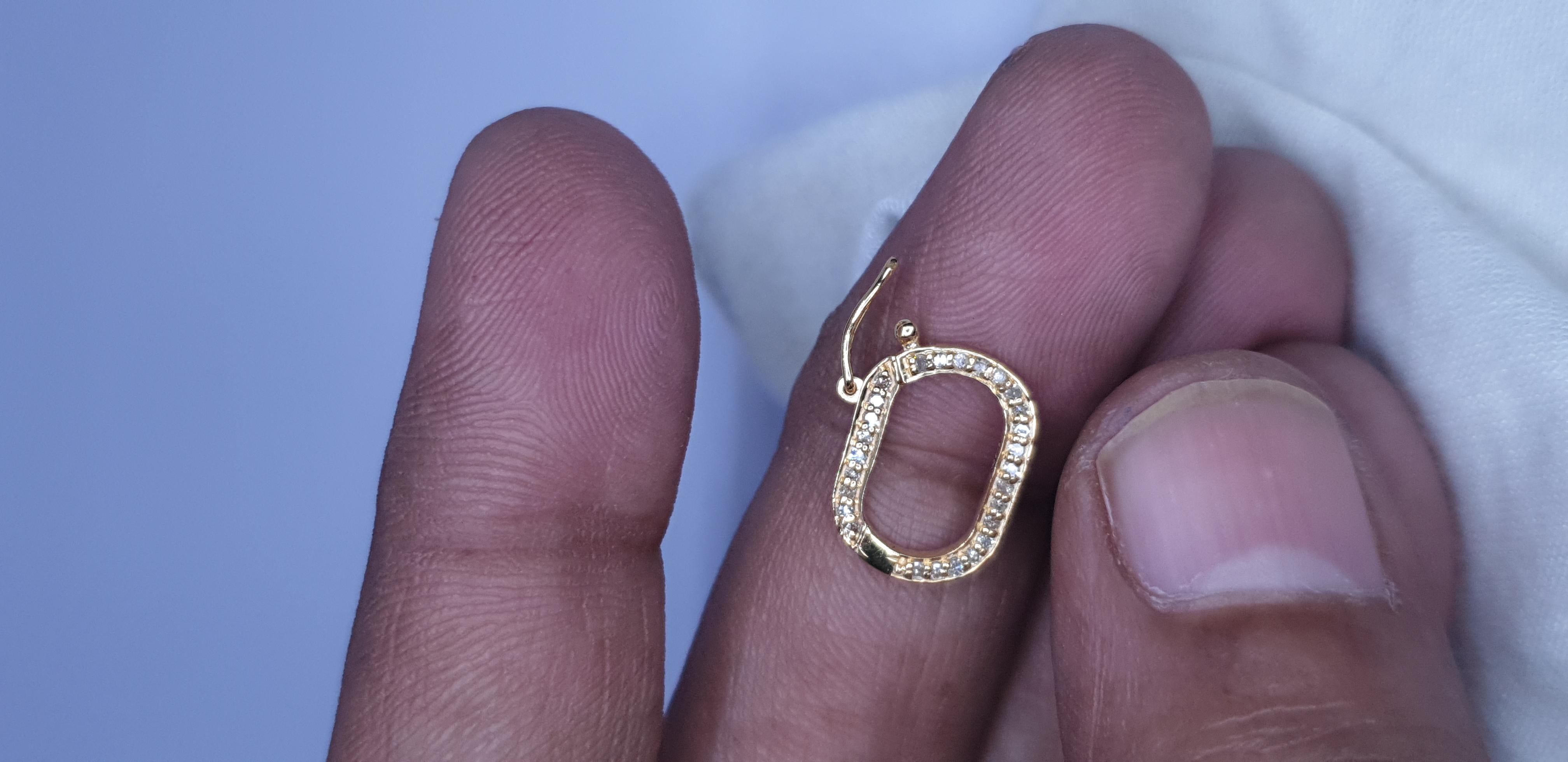 Ciondolo a moschettone in oro massiccio 14K di forma ovale con diamanti. in vendita 5