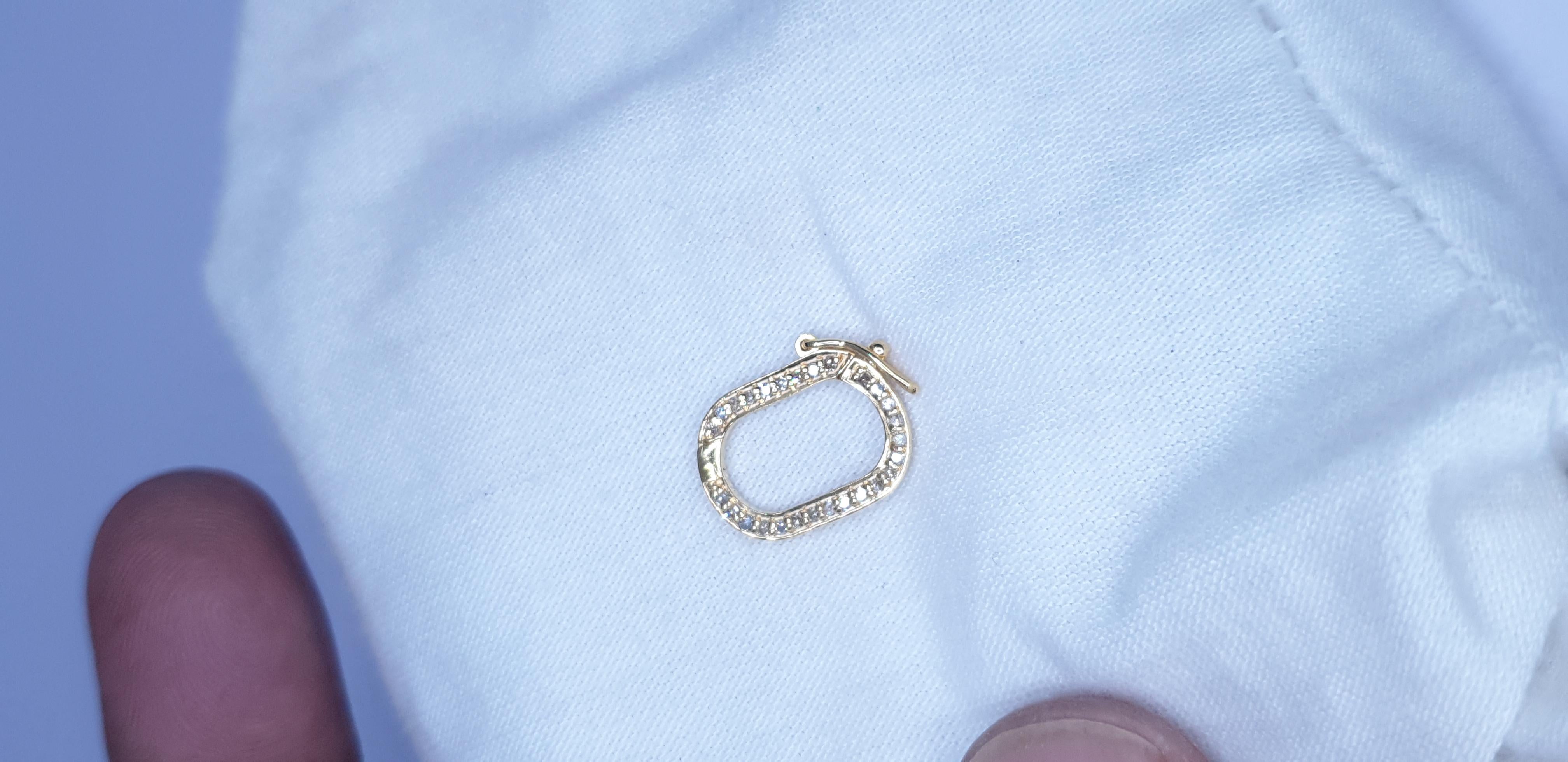 Ciondolo a moschettone in oro massiccio 14K di forma ovale con diamanti. in vendita 7