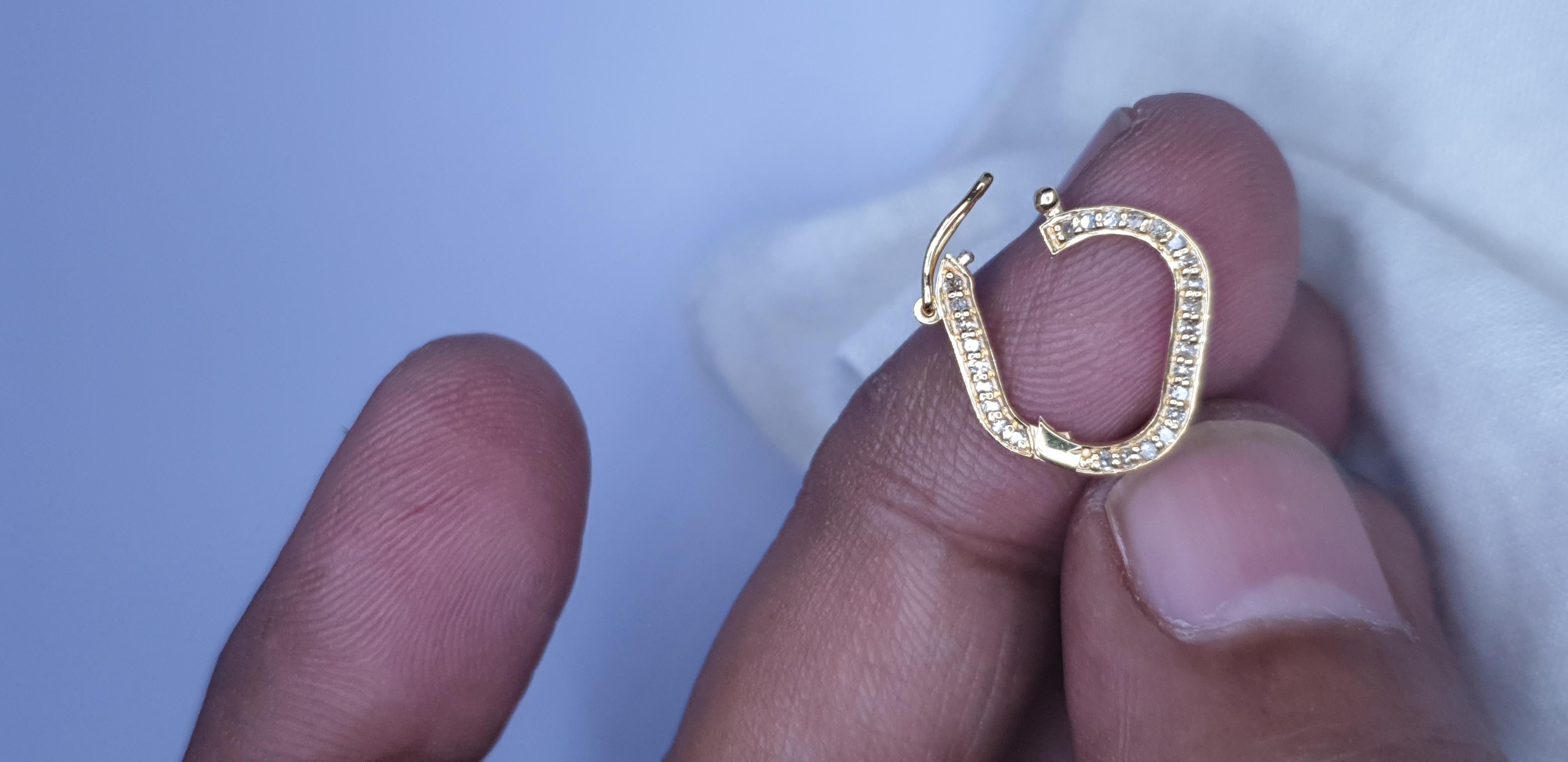 Art Déco Ciondolo a moschettone in oro massiccio 14K di forma ovale con diamanti. in vendita