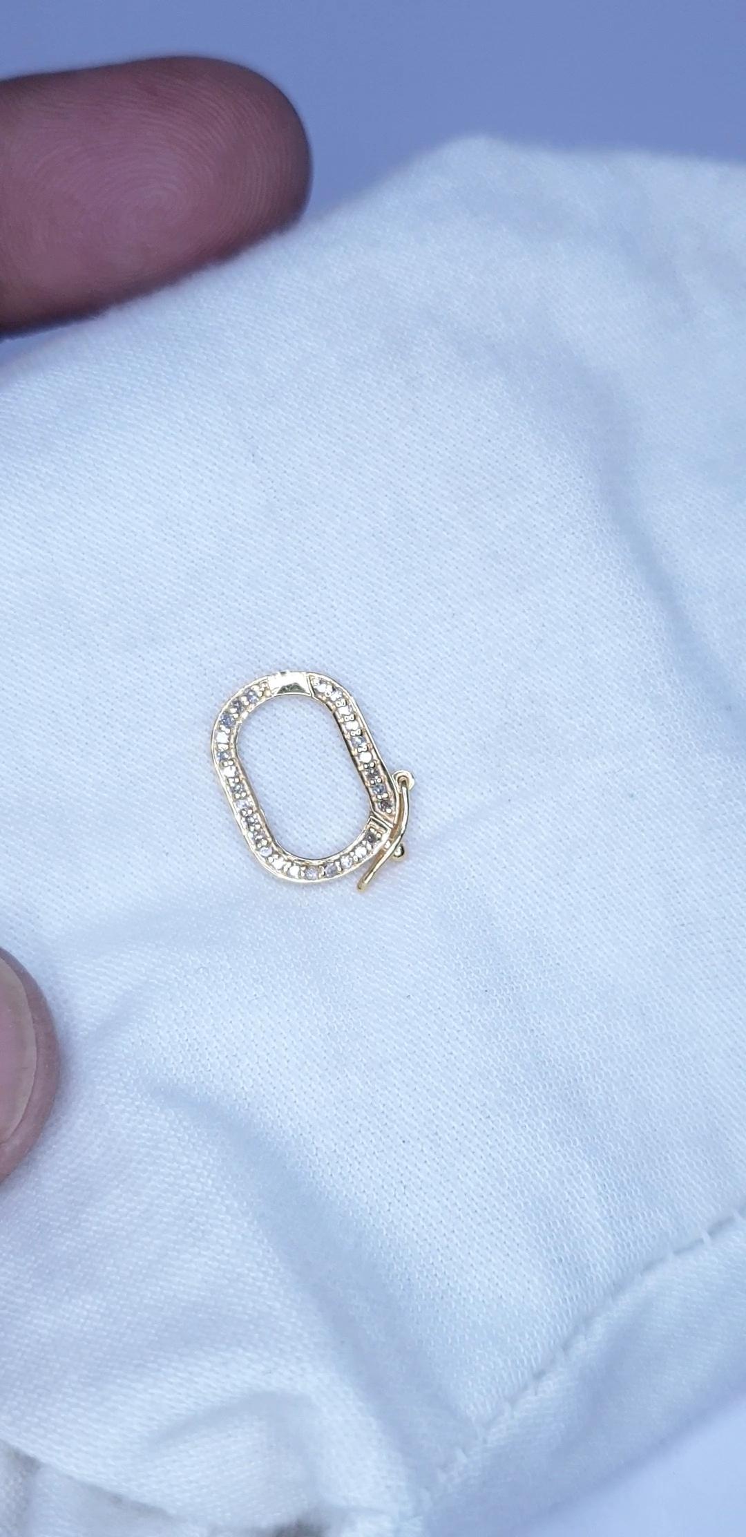 Taglio rotondo Ciondolo a moschettone in oro massiccio 14K di forma ovale con diamanti. in vendita