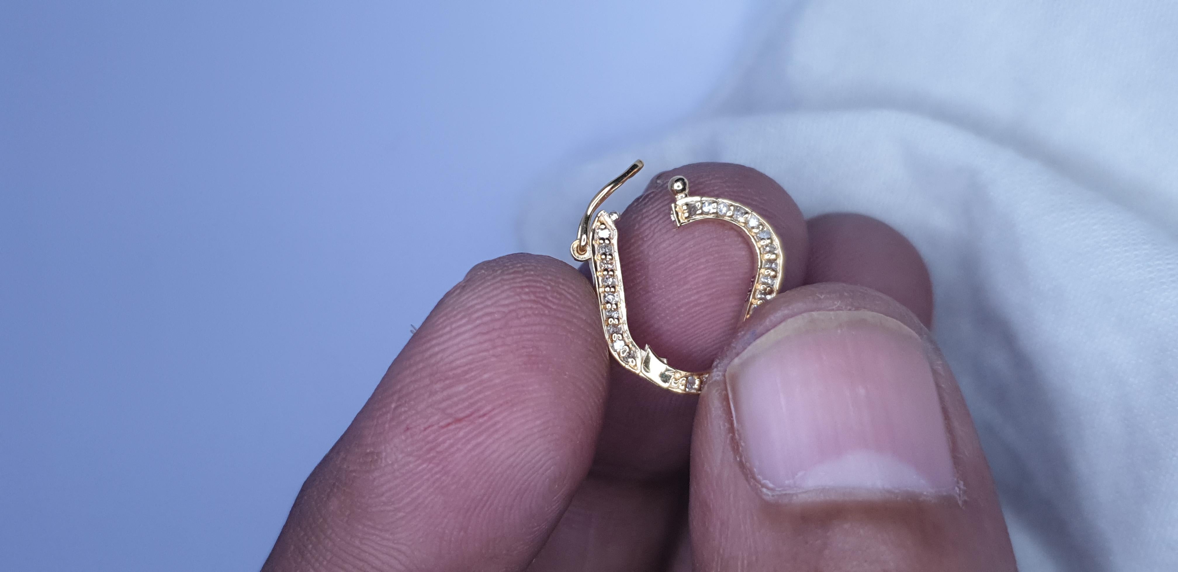 Ciondolo a moschettone in oro massiccio 14K di forma ovale con diamanti. In condizioni Nuovo in vendita a Chicago, IL