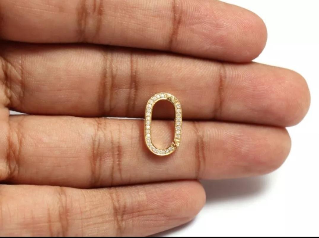 Pendentif mousqueton en or massif 14K de forme ovale avec diamant Noël. Unisexe en vente