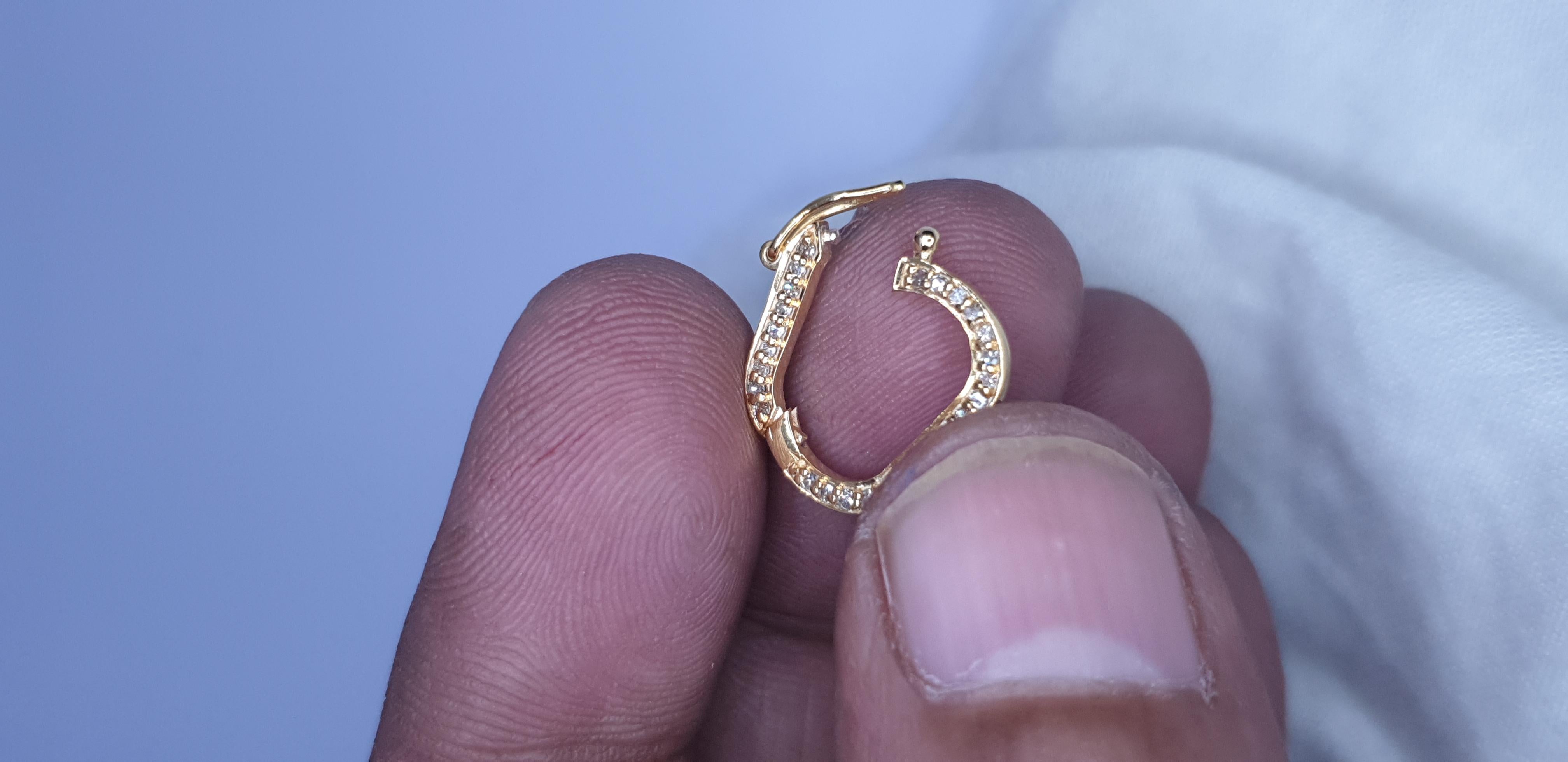 Ciondolo a moschettone in oro massiccio 14K di forma ovale con diamanti. in vendita 1