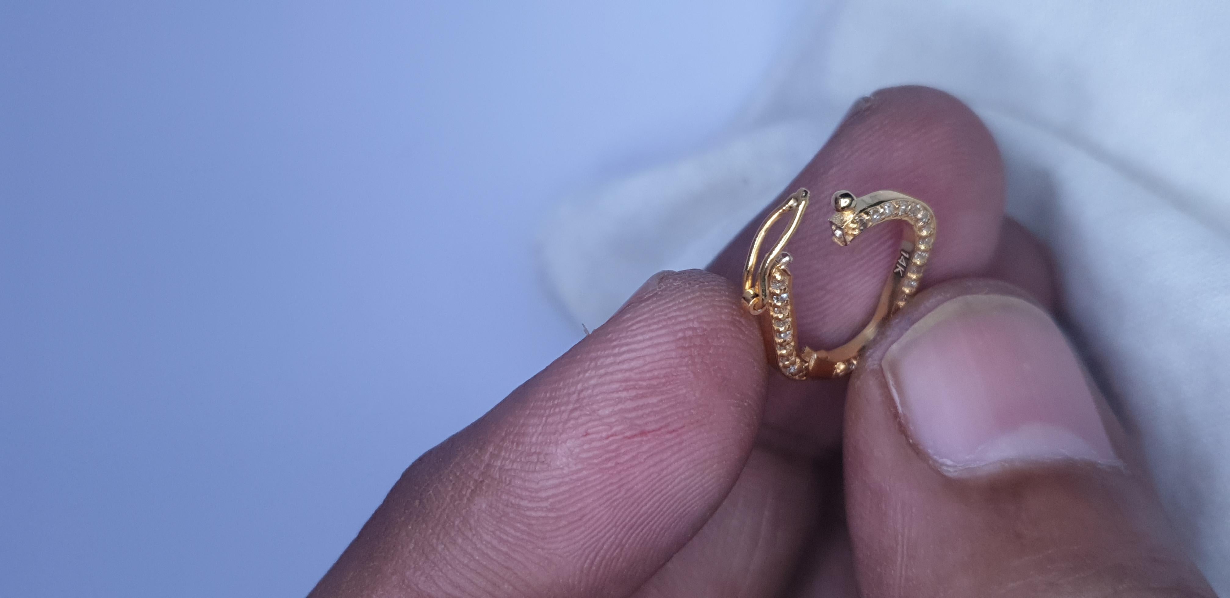 Ciondolo a moschettone in oro massiccio 14K di forma ovale con diamanti. in vendita 2