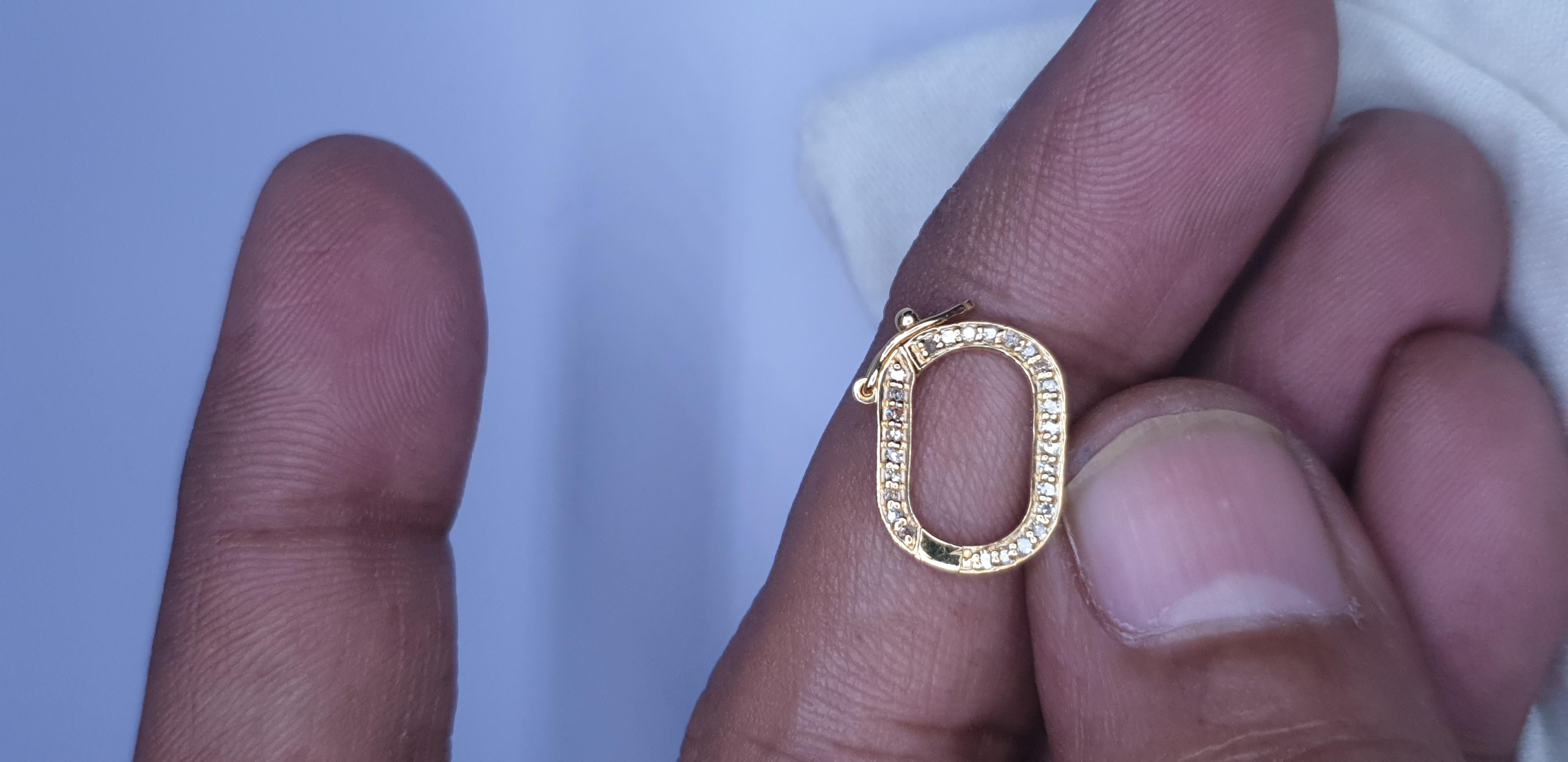 Ciondolo a moschettone in oro massiccio 14K di forma ovale con diamanti. in vendita 4