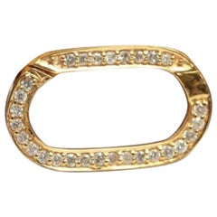 Colgante de oro macizo de 14 quilates en forma ovalada con cierre de langosta y mosquetón de diamantes para Navidad.
