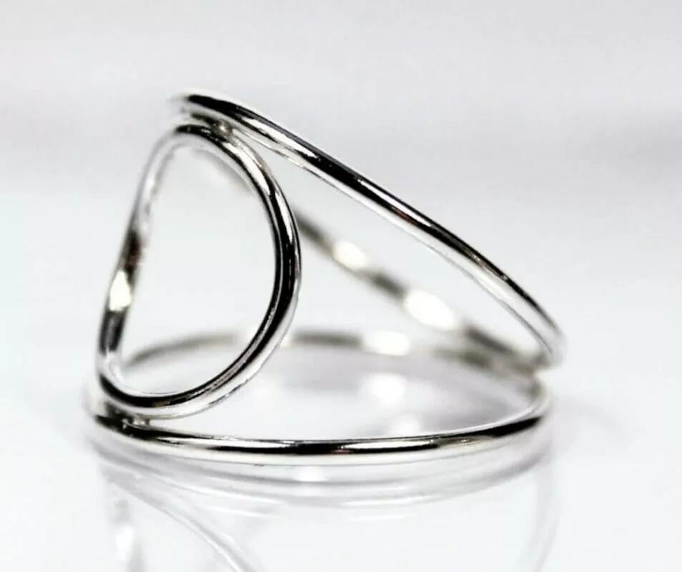 Anello circolare con anello cavo pizzicato in oro massiccio 14k, fatto a mano e impilato.

Informazioni aggiuntive:
Metallo di base: Oro, Oro Bianco
Materiale: Oro
Purezza del metallo: 14k
Stile: Fascia, charme, involucro
Paese di origine: