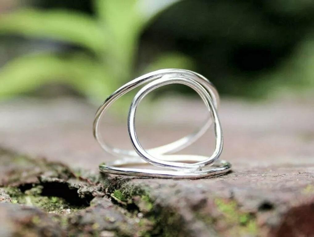Anello circolare con anello cavo pizzicato in oro massiccio 14k, fatto a mano e impilato. In condizioni Nuovo in vendita a Chicago, IL