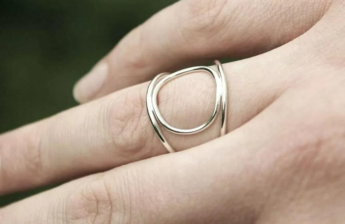 Donna Anello circolare con anello cavo pizzicato in oro massiccio 14k, fatto a mano e impilato. in vendita