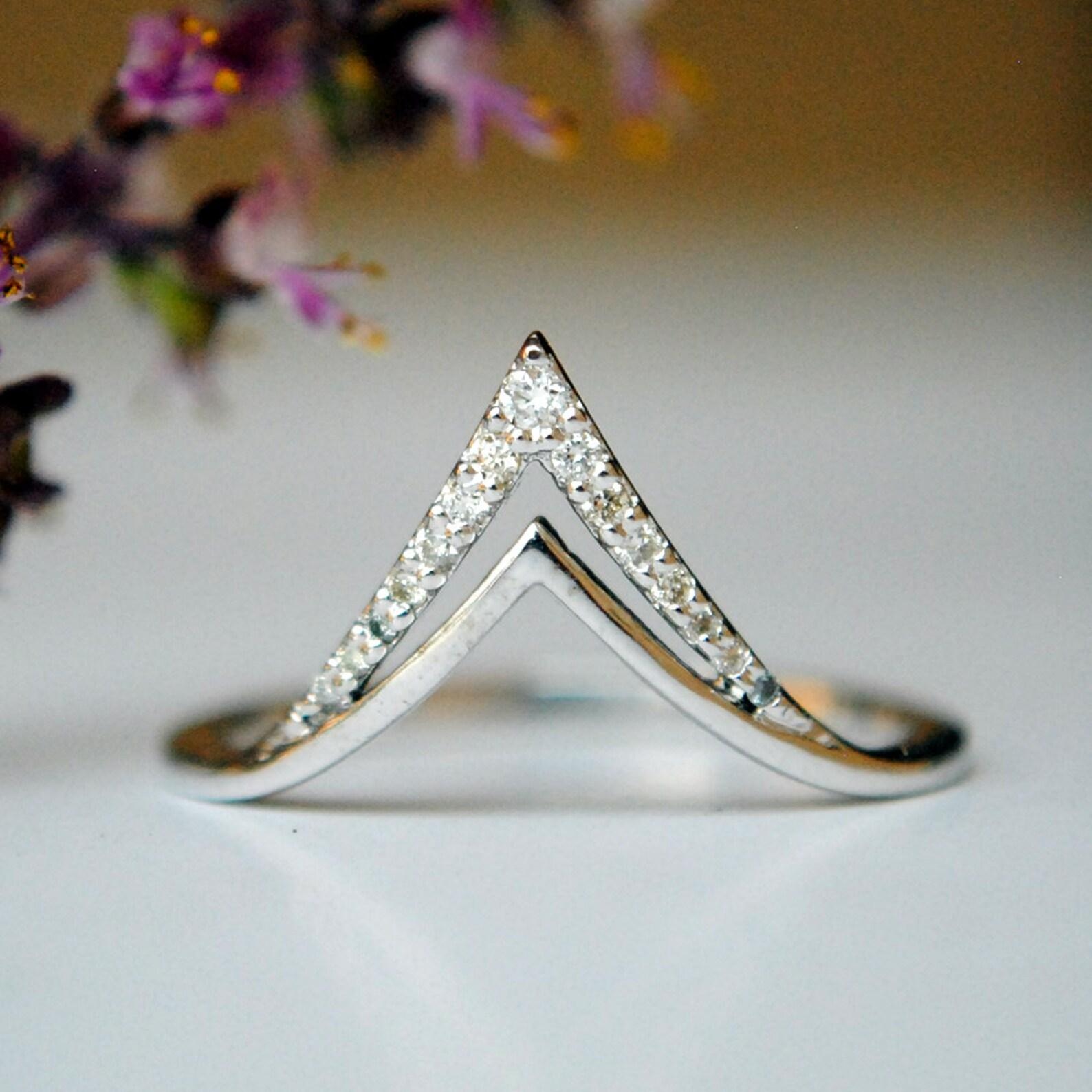 Round Cut 14k Solid Gold Ring Deep Chevron V Diamond Ring Minimalist Jewelry Band For Her. For Sale